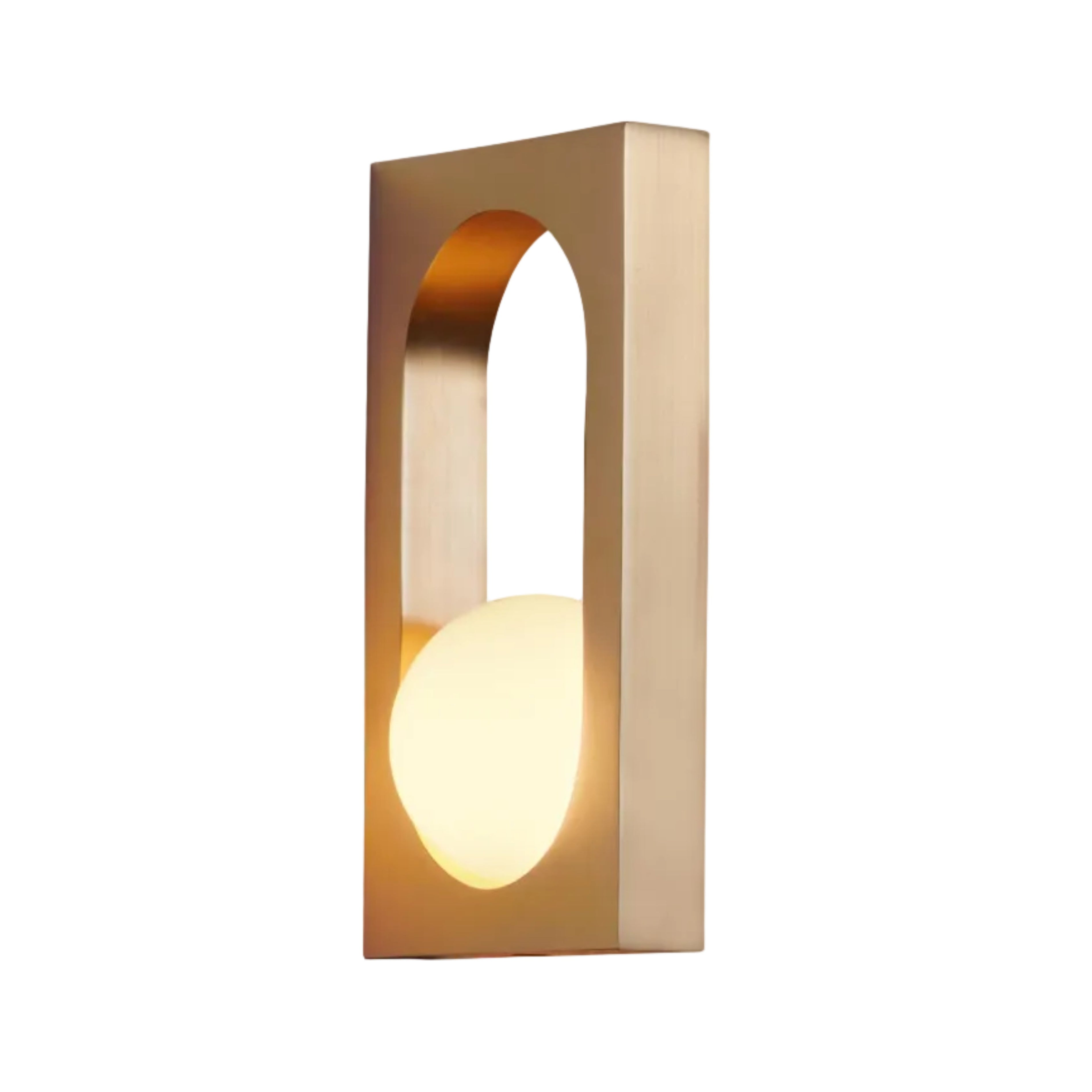 Wandlamp MYTHOS met opaal glazen kap en messing.