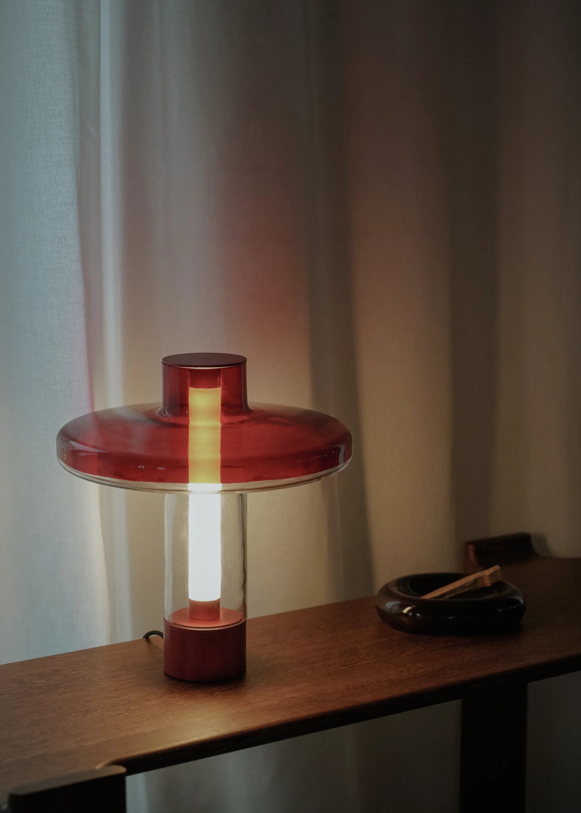 Lampa stołowa NEVO czerwony – szkło
