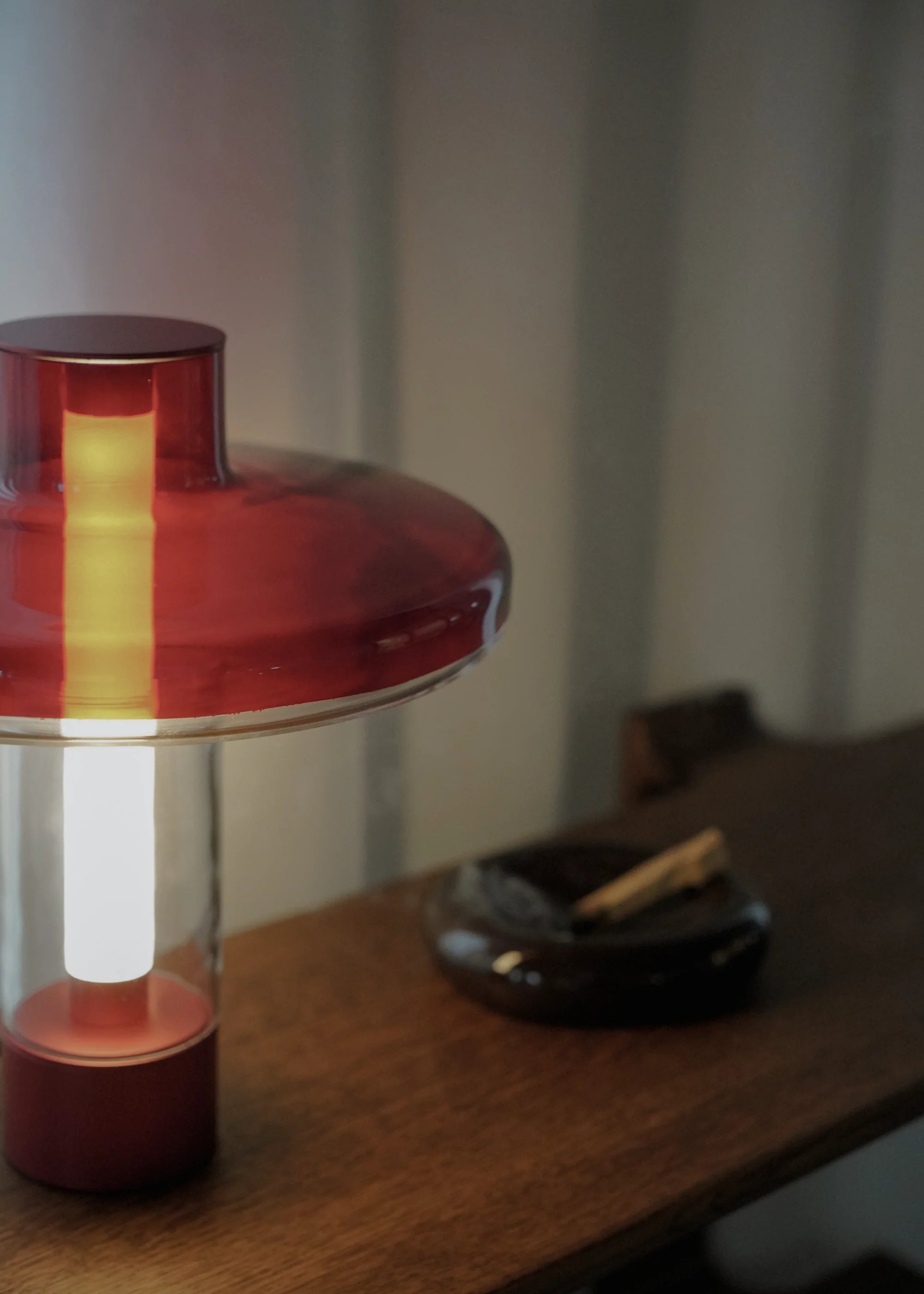 Lampa stołowa NEVO czerwony – styl nowoczesny