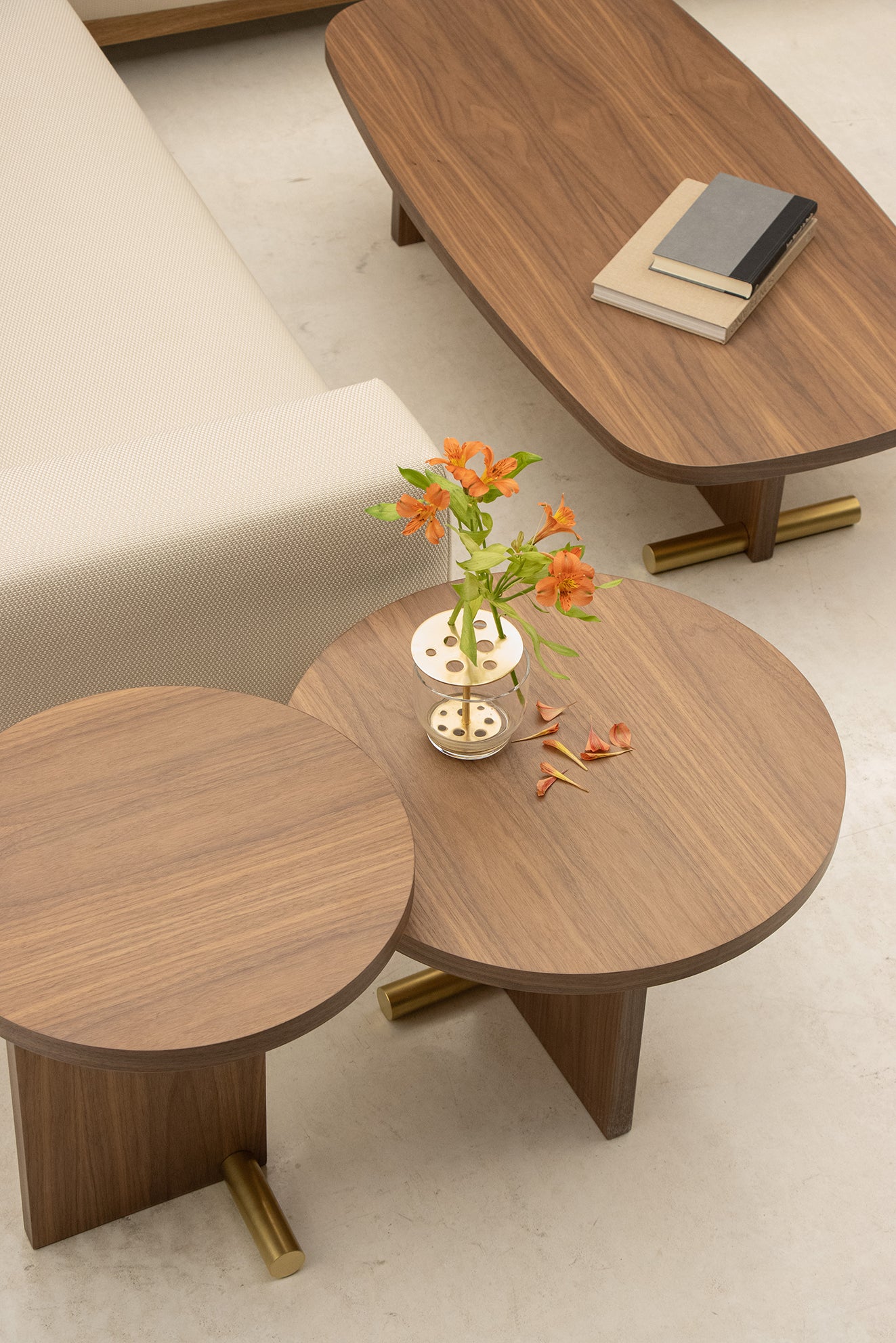 NOVA bijzettafel notenhout met messing afwerking