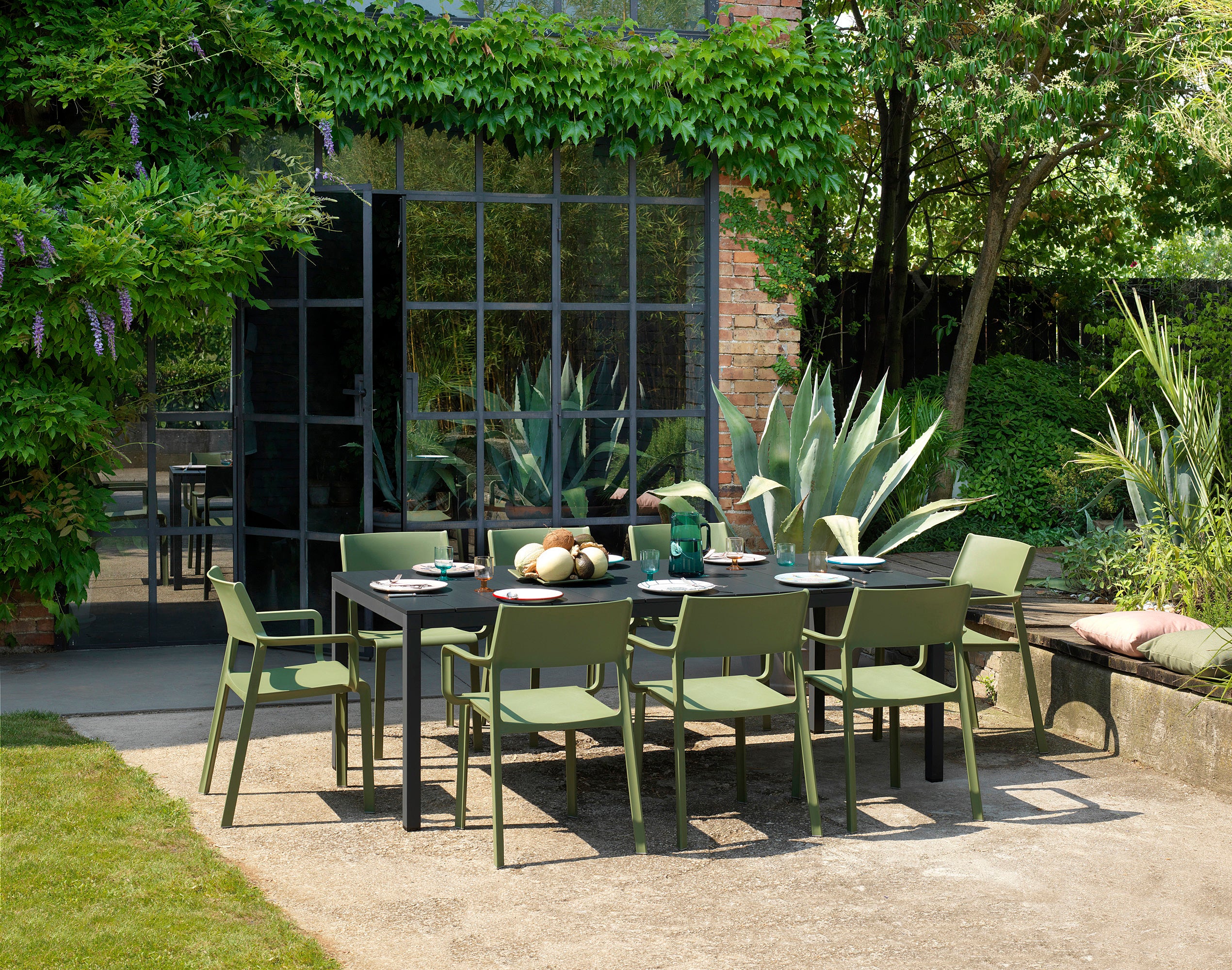 TRILL Brown Outdoor Chair with Armrests