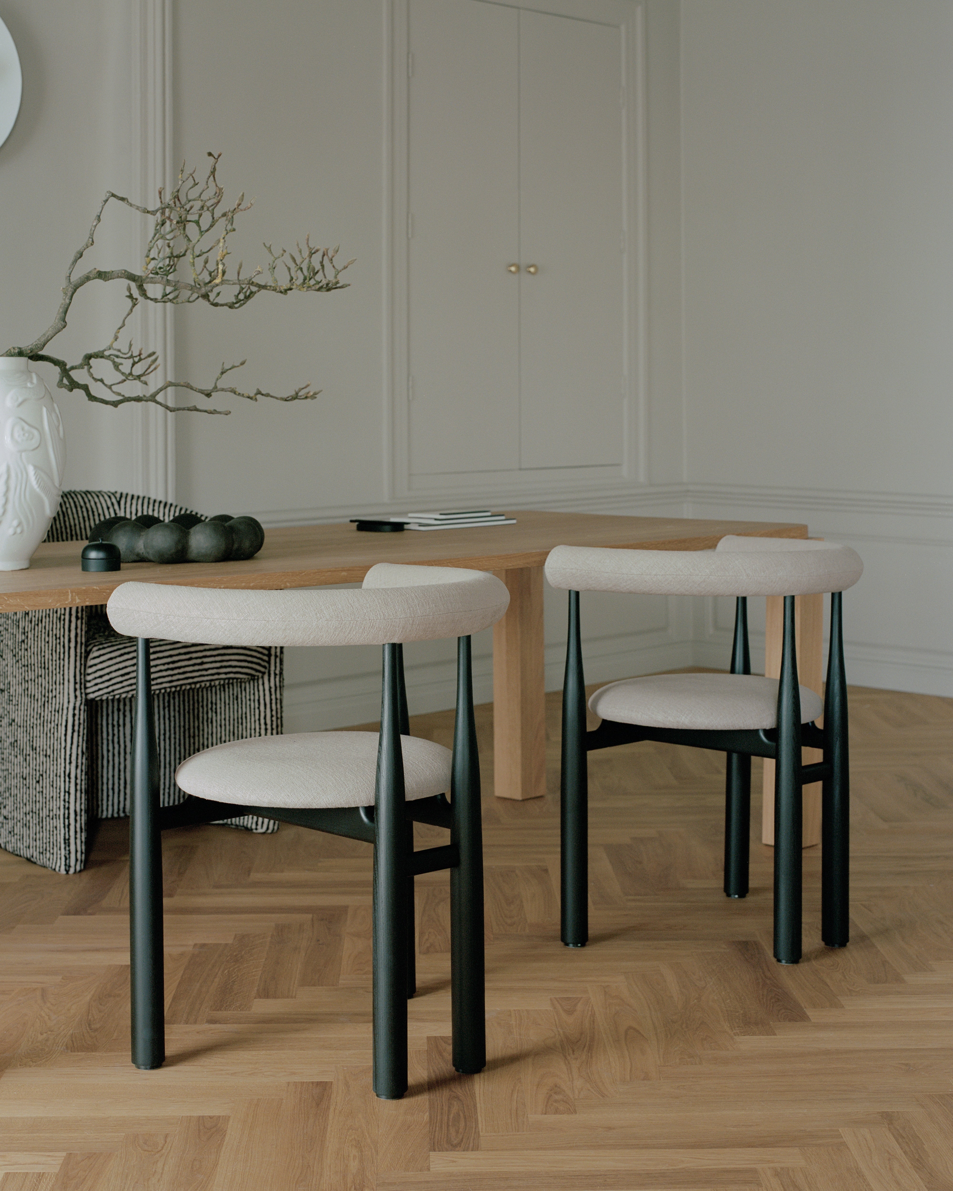 Volledig gestoffeerde BUKOWSKI stoel met zwarte beukenhouten basis