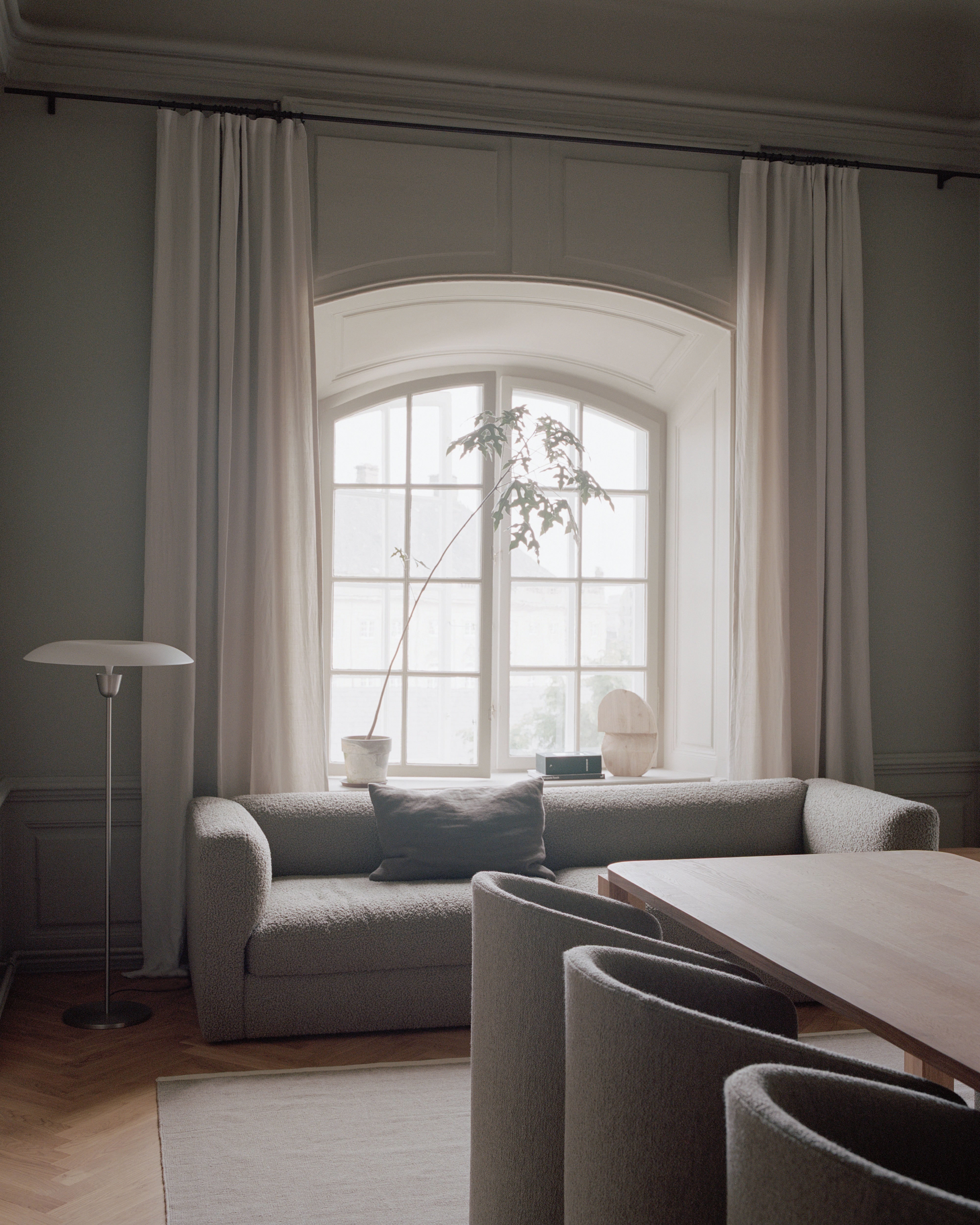 KANTARELL Floor Lamp in White with Nickel Finish