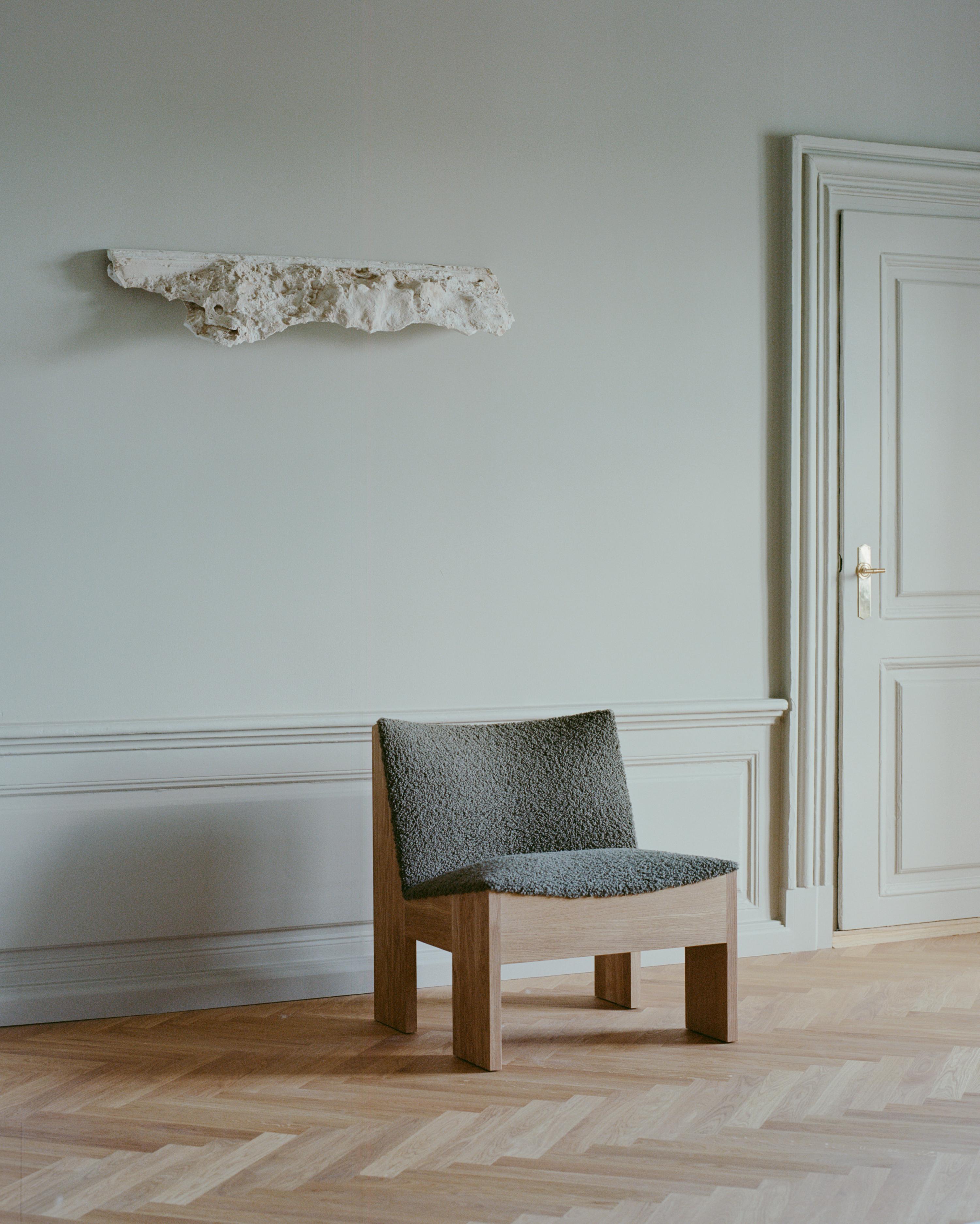 Fotel tapicerowany TENON z dębową podstawą, marka New Works