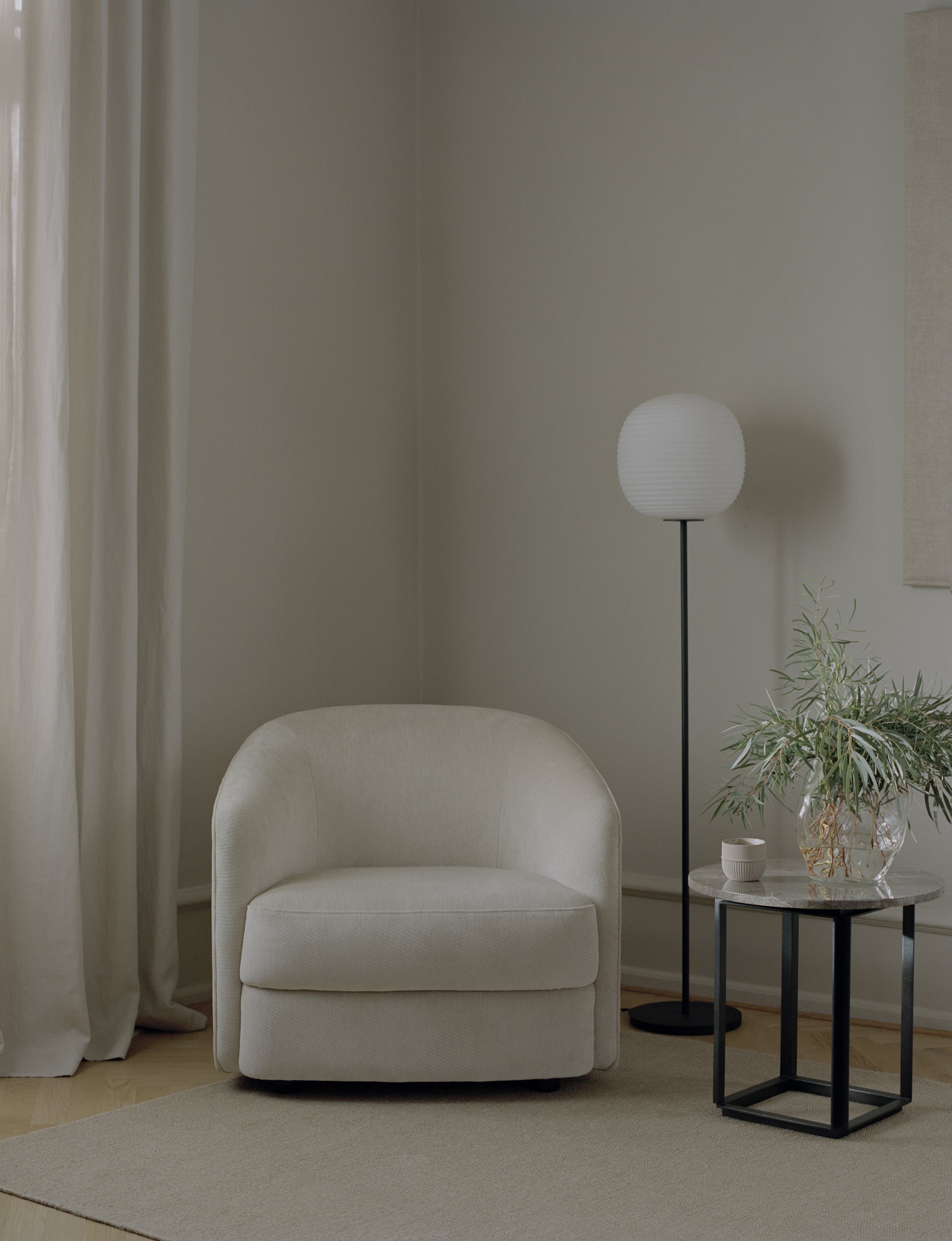 Seitentisch Florence Brown Marmor mit einer schwarzen Basis