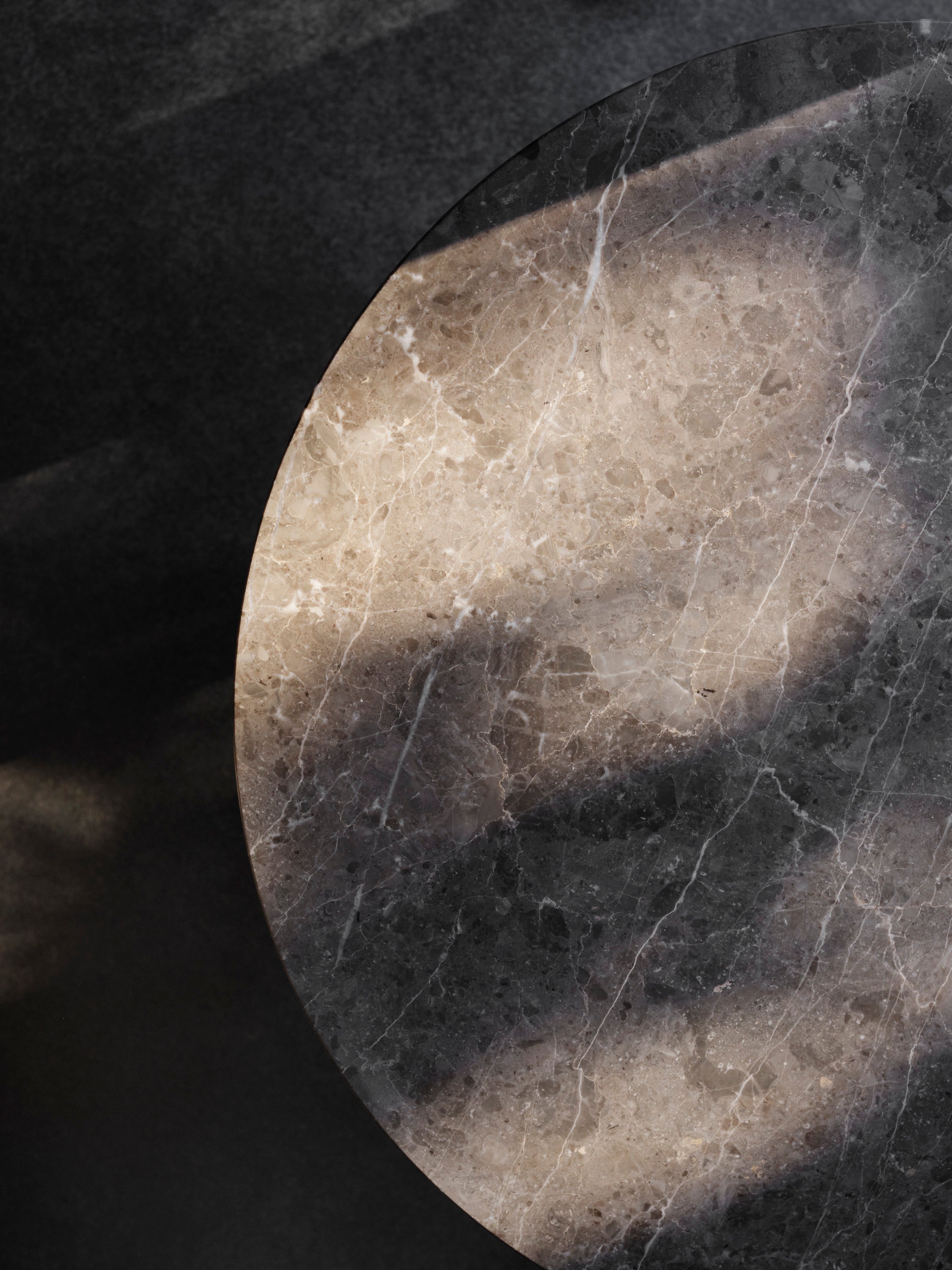 Florence Couchtisch brauner Marmor mit einer schwarzen Basis