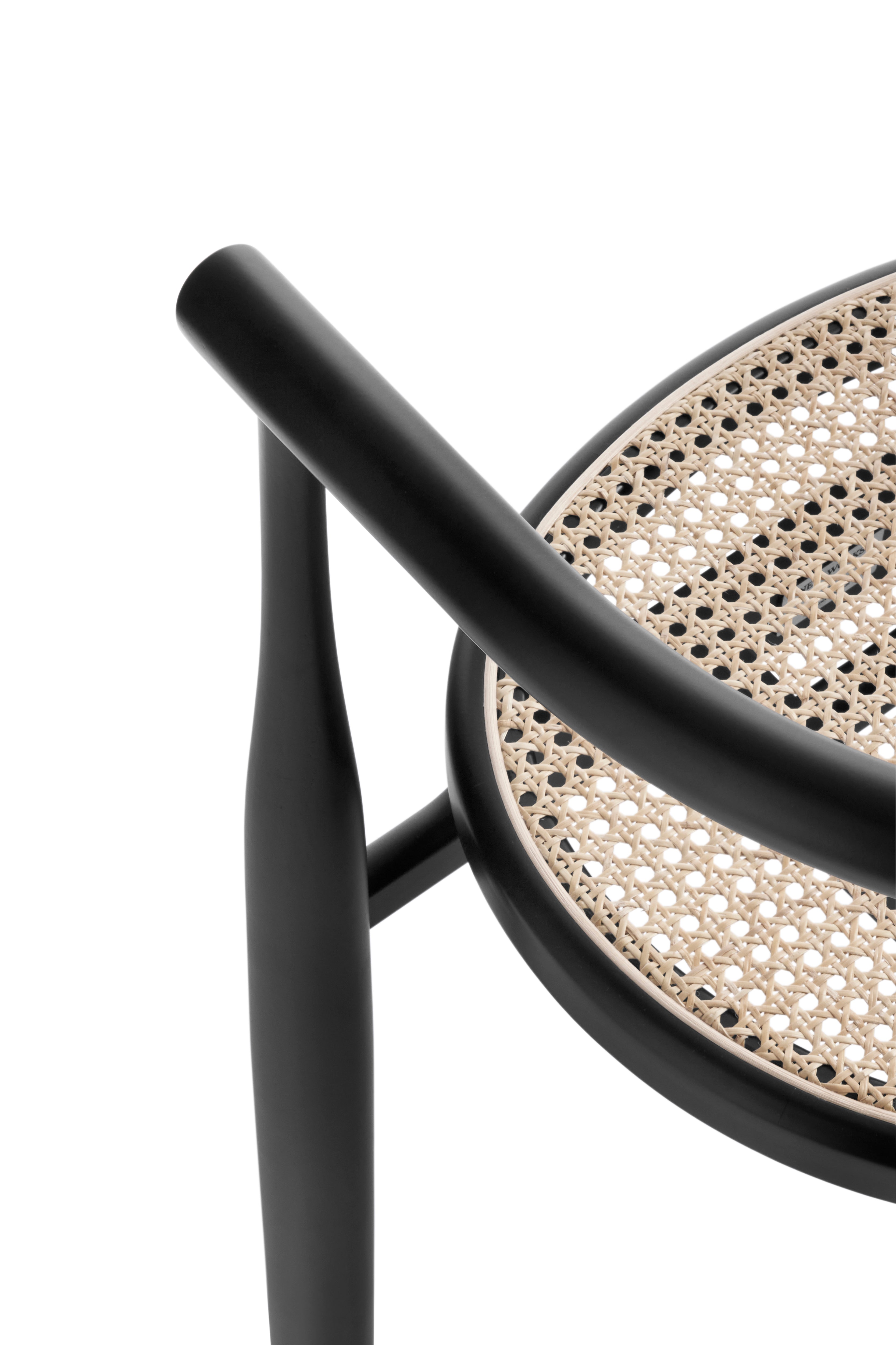 Stoel BUKOWSKI met gevlochten zitting en zwarte beukenhouten basis