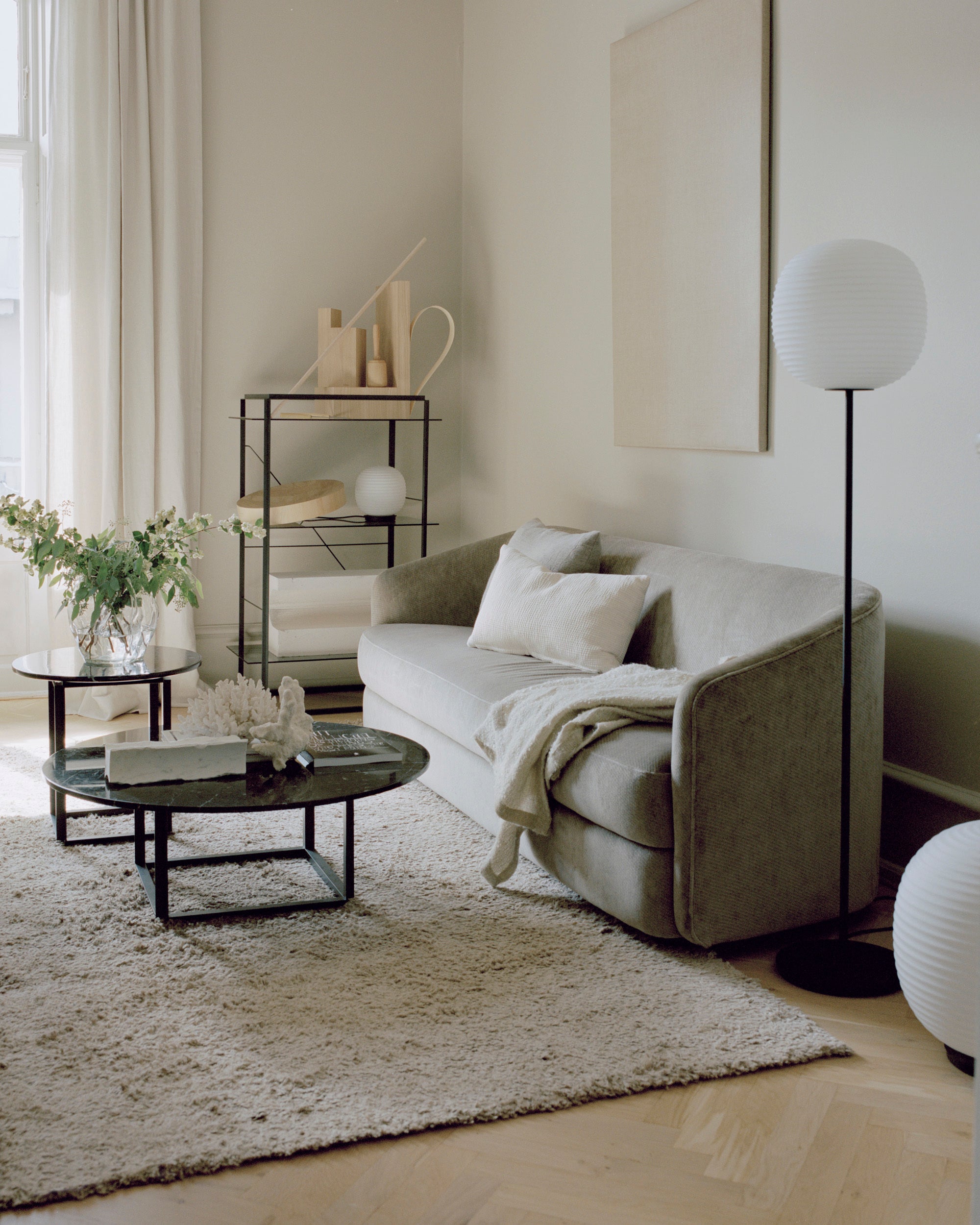 Florence coffee table black marble with a black base