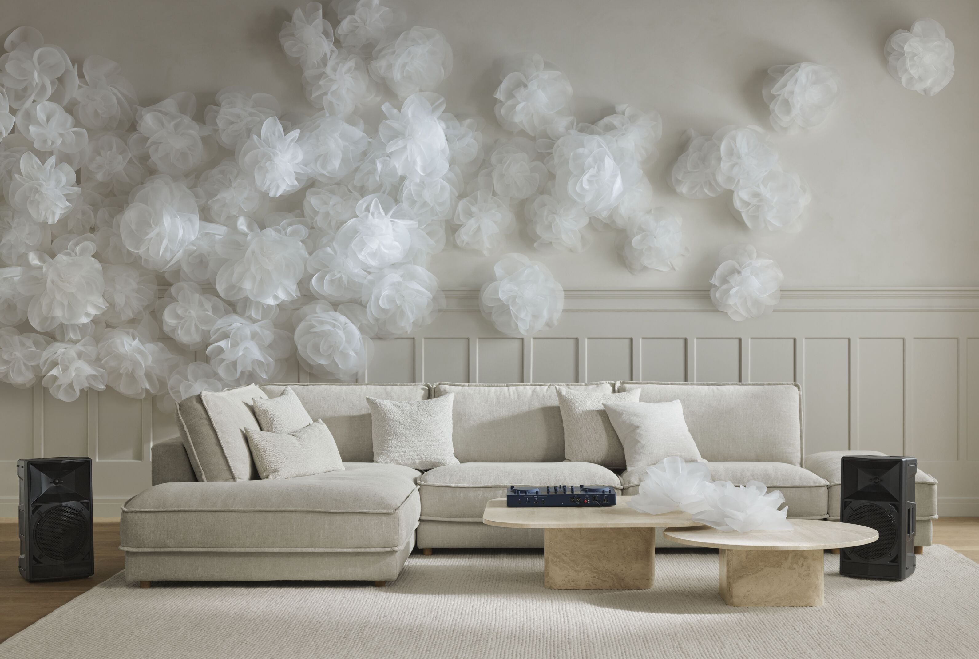 Noora Modulare Sofa - rechts gehandelte Chaise mit einer schwarzen Basis