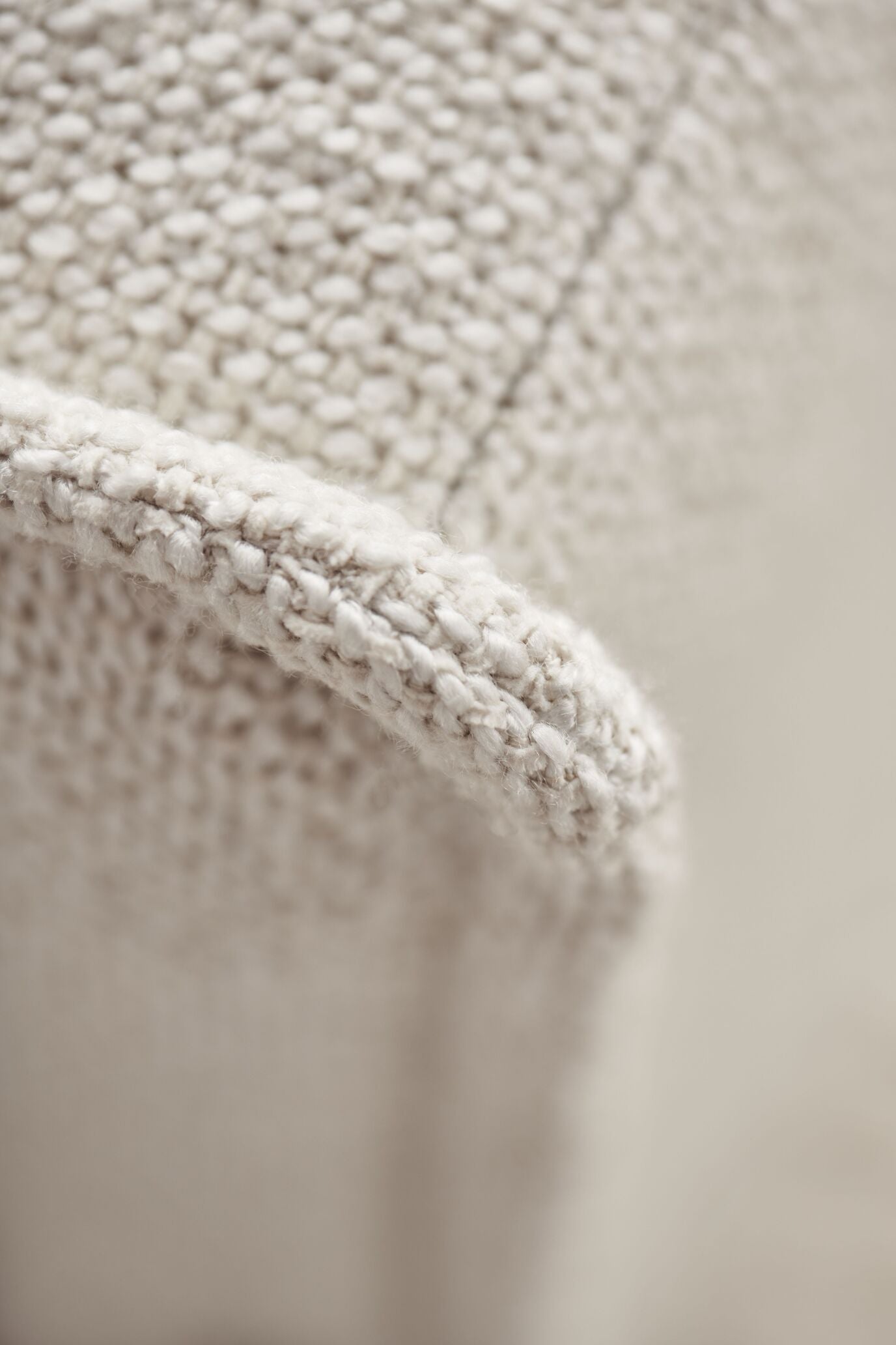 Noora Modular Sofa - Ein Eckmodul mit einer weißten Basis