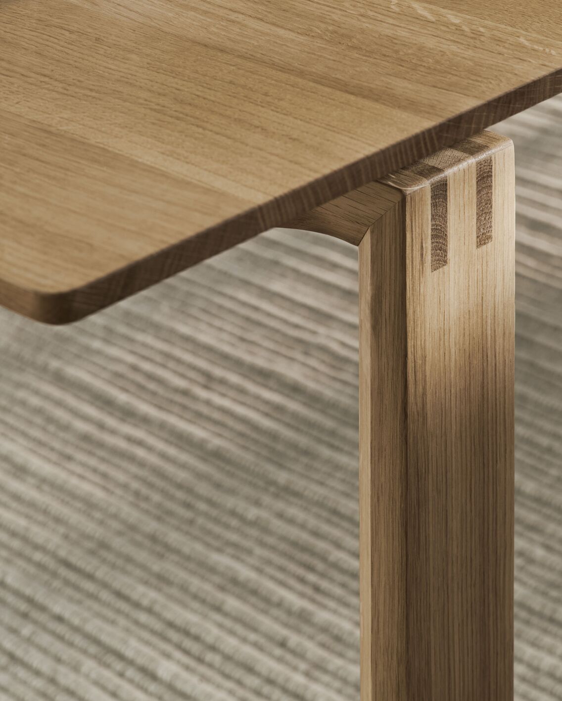 Tafel NORD eikenhout met zwarte basis