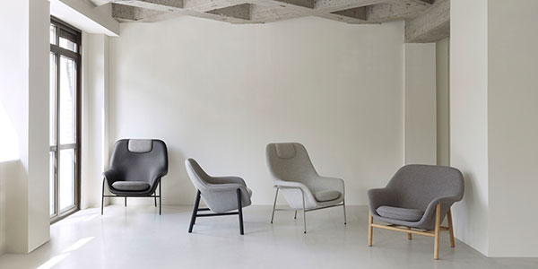 Fotel DRAPE HIGH W. HEADREST z szarą metalową podstawą do salonu – styl nowoczesny