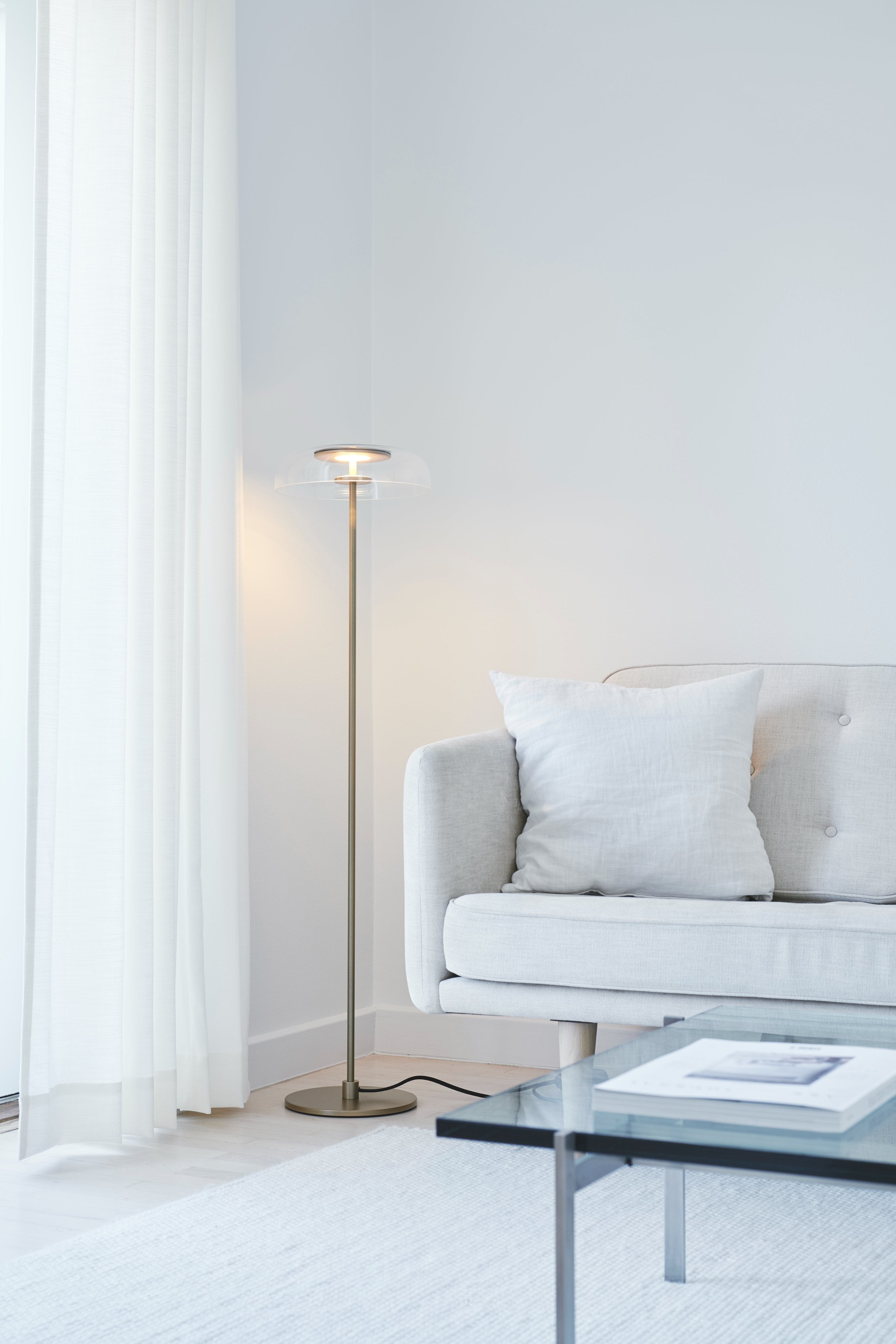 Stehlampe BLOSSI gold mit transparentem Glas
