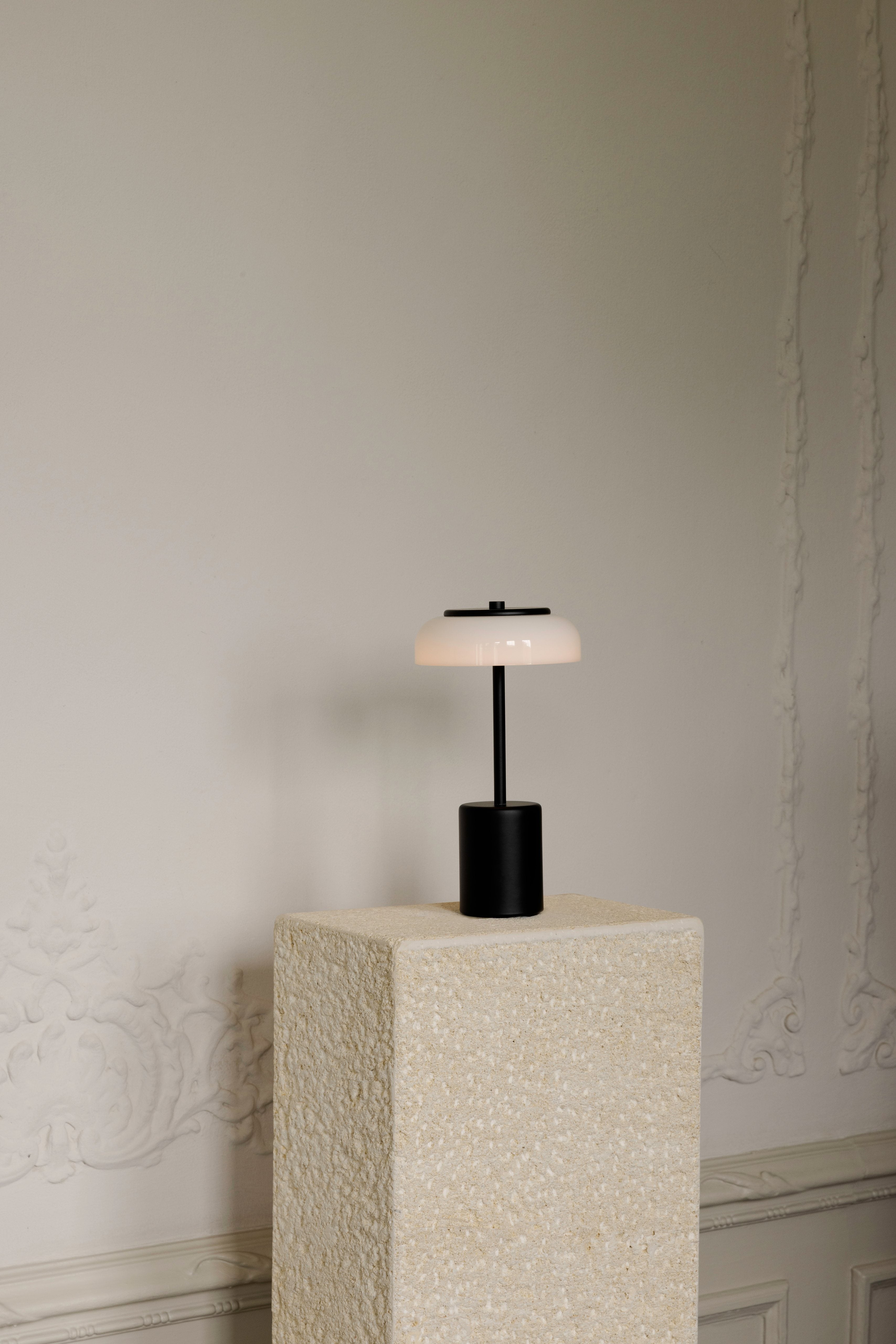 Draagbare lamp BLOSSI zwart met opaalglas