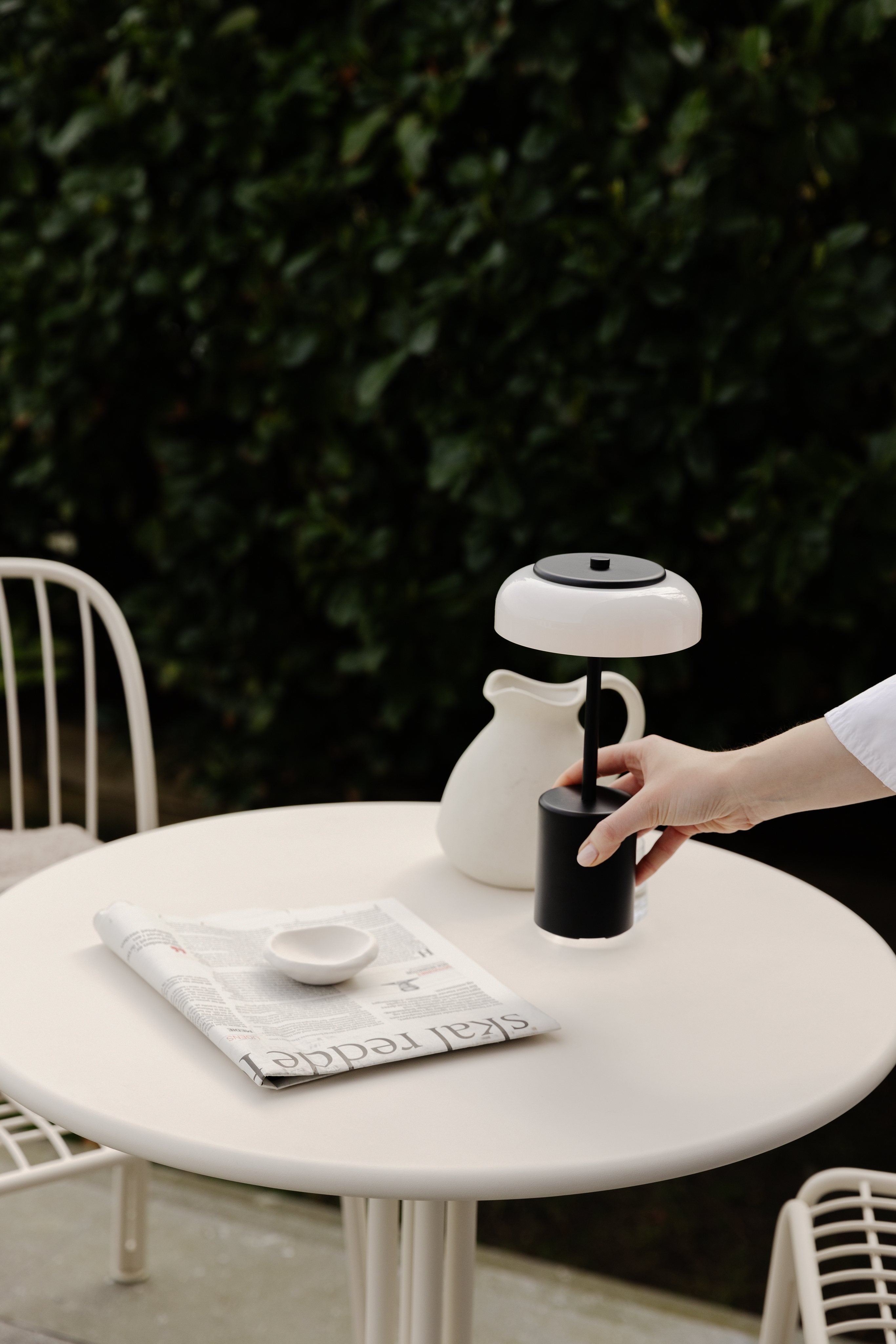 Draagbare lamp BLOSSI zwart met opaalglas