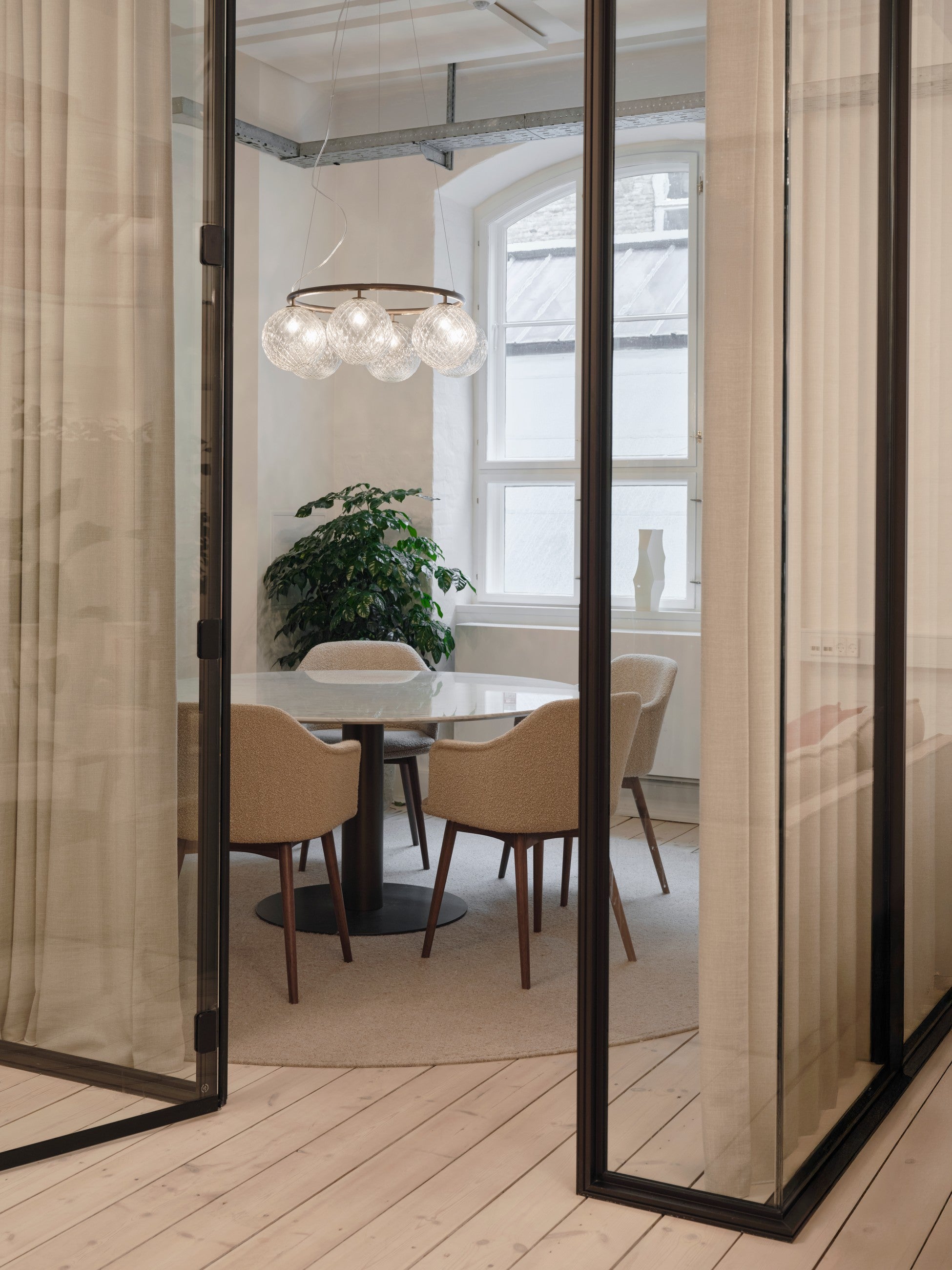 Lampa wisząca MIIRA 6 CIRCULAR ciemnobrązowy z transparentnym szkłem – Nuura