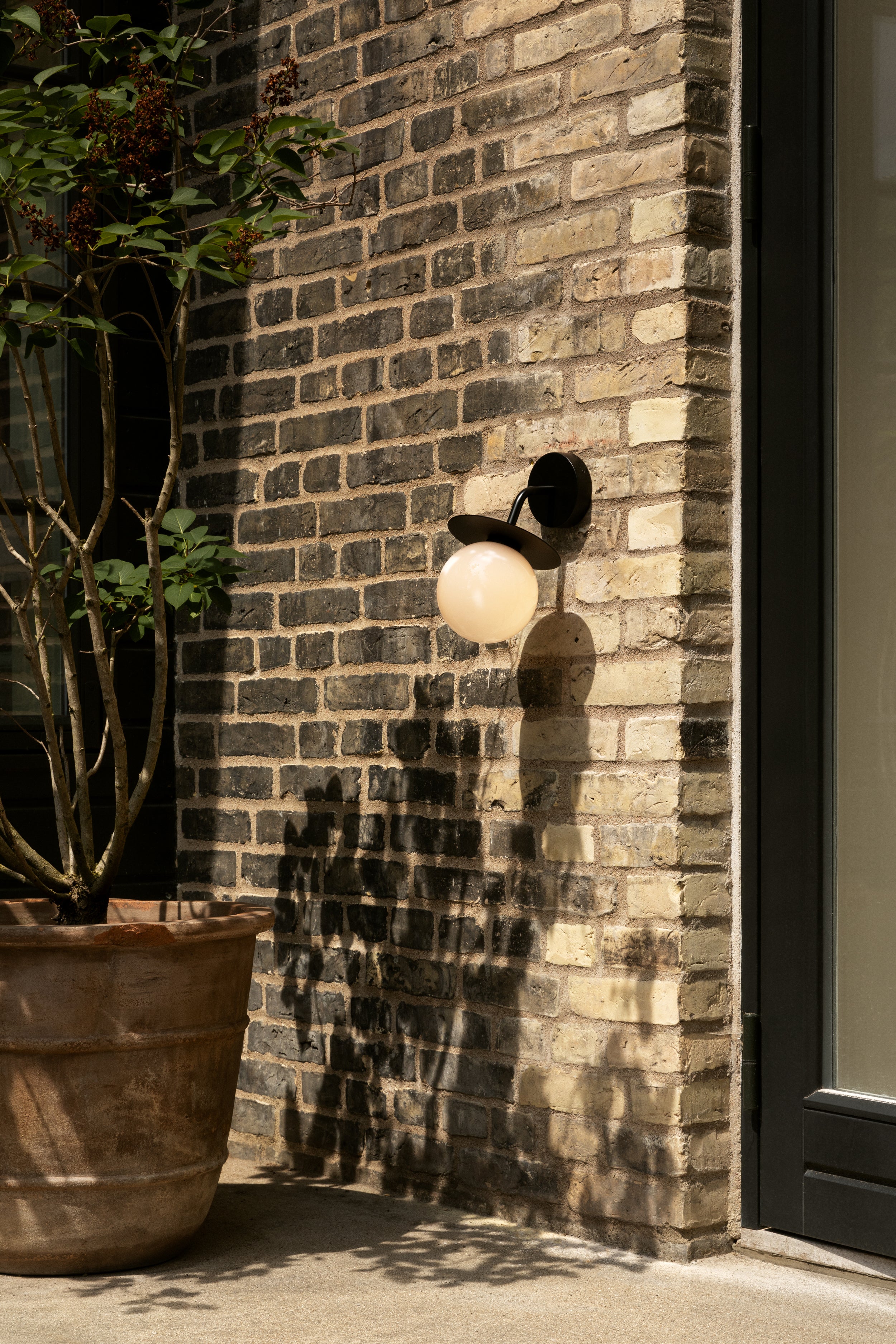 Lampa ścienna zewnętrzna LIILA czarny z opalowym szkłem – Nuura