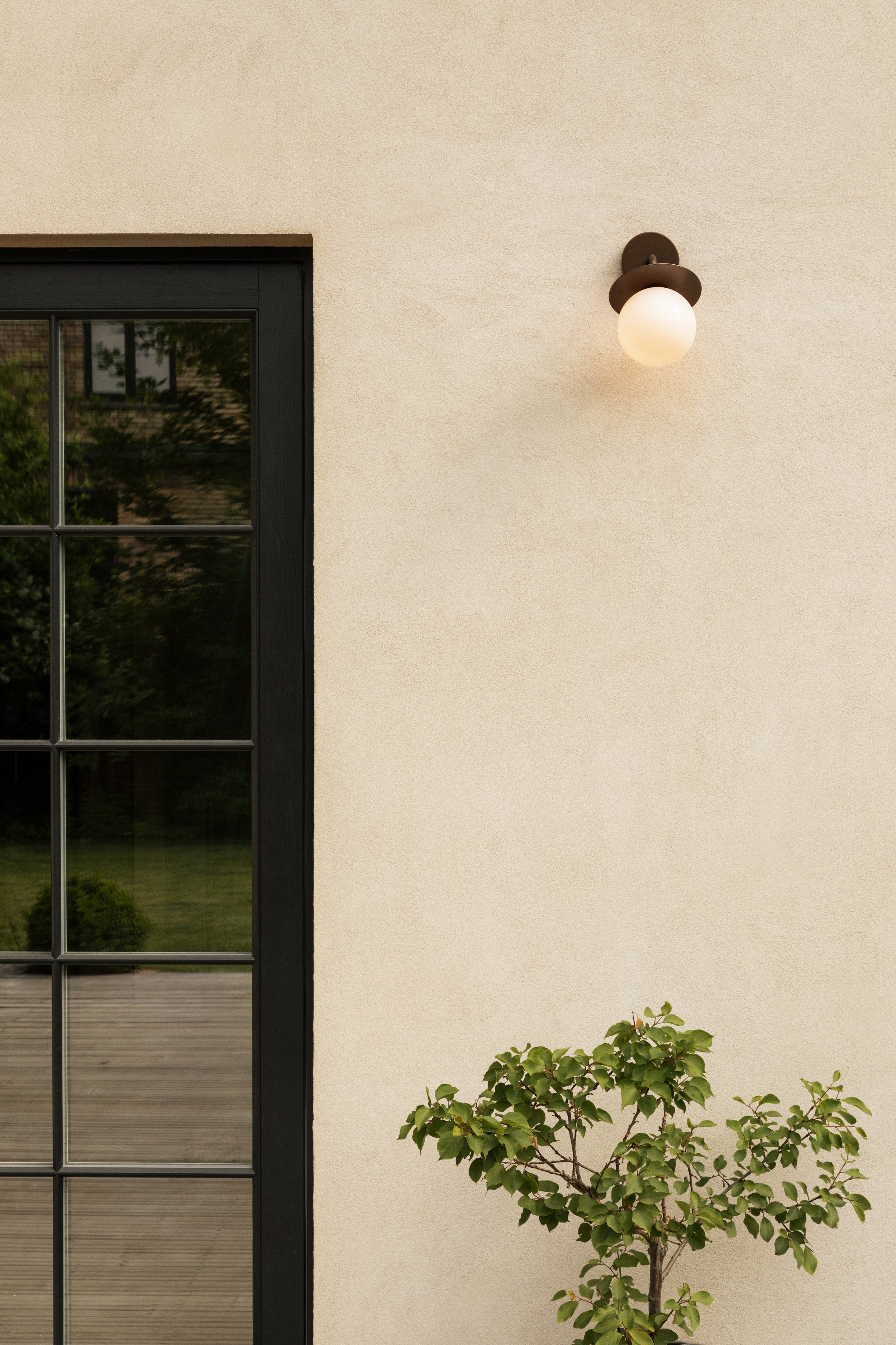 Buitenwandlamp LIILA donkerbruin met opaalglas