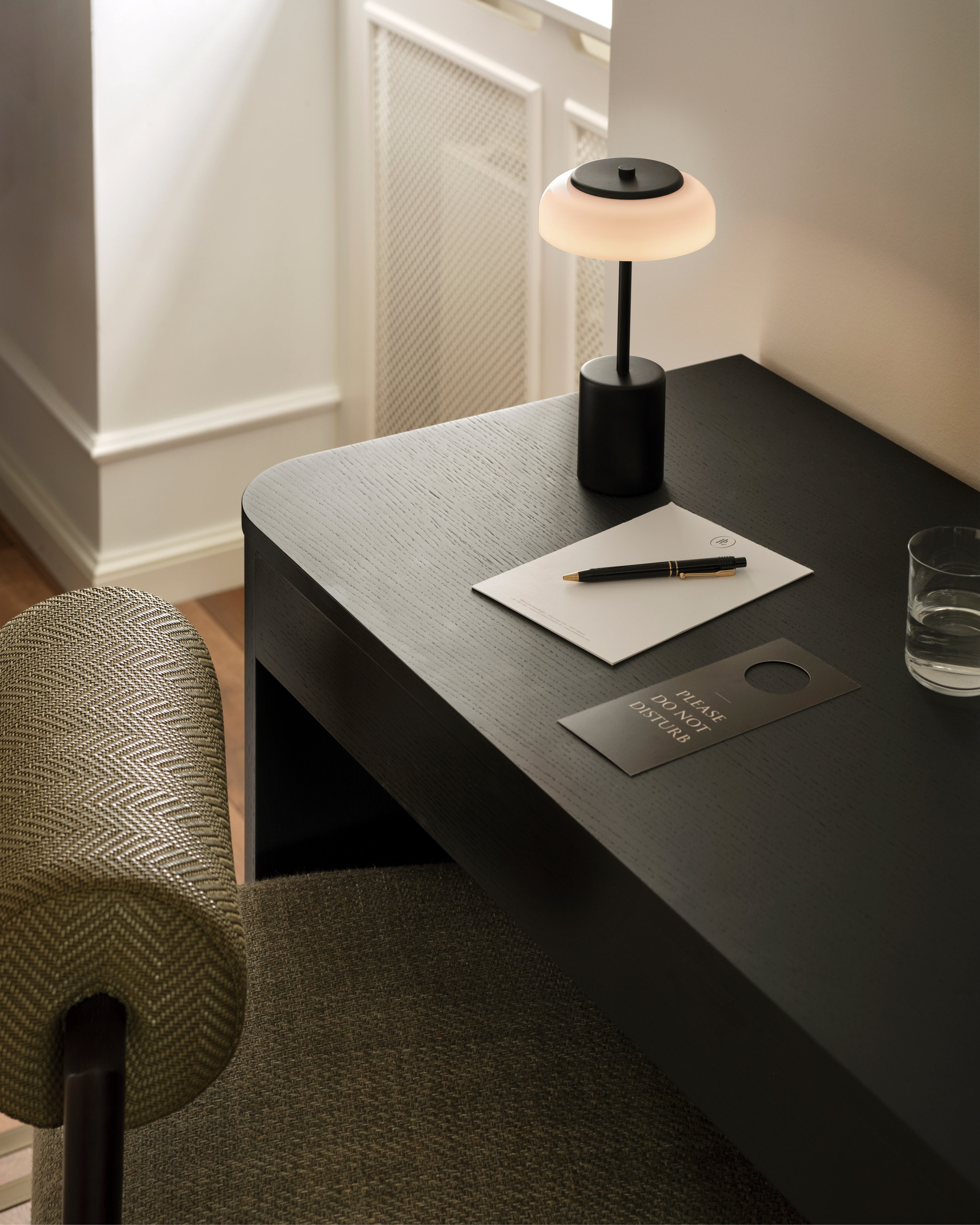 Draagbare lamp BLOSSI zwart met opaalglas