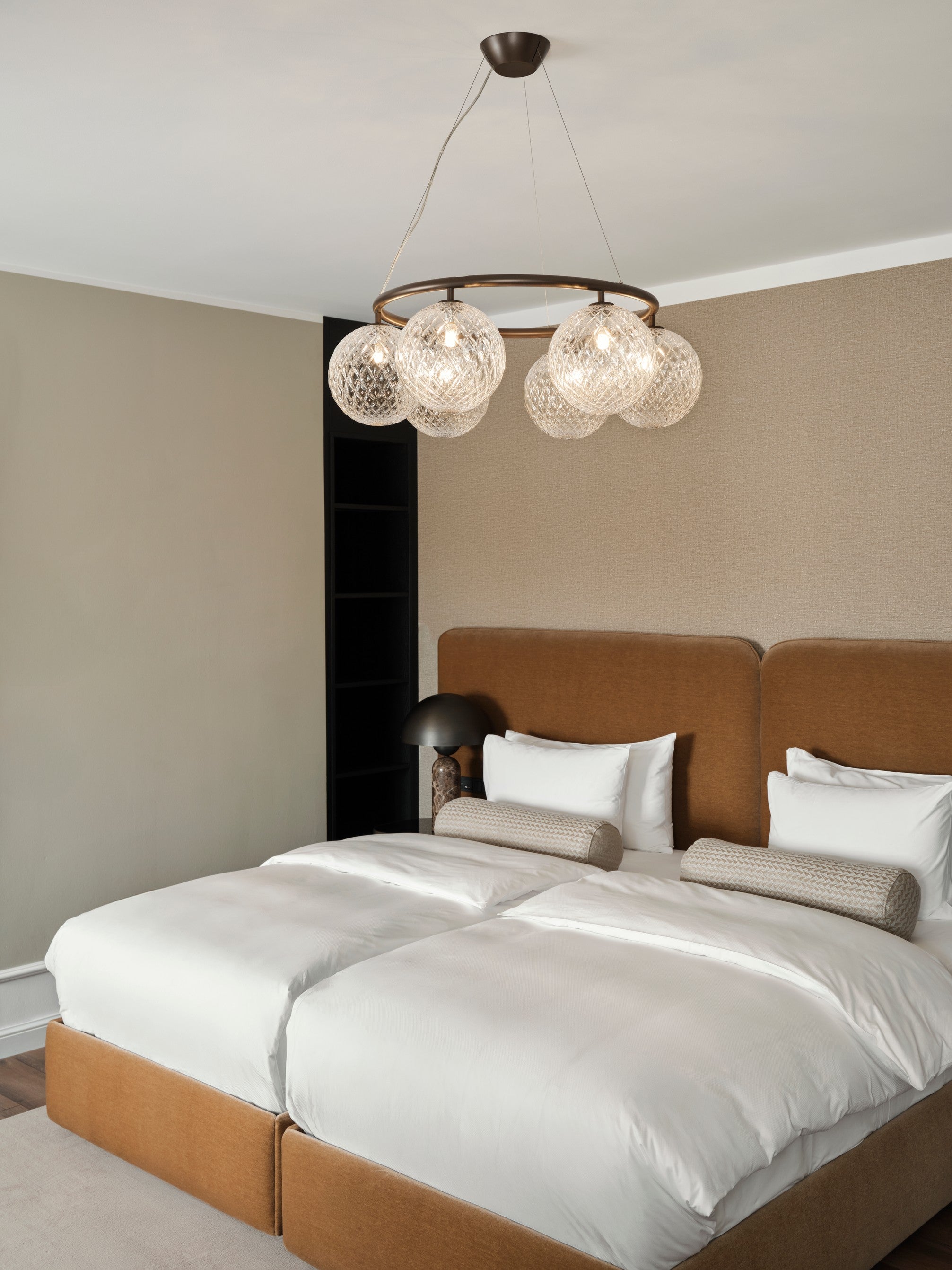 Lampa wisząca MIIRA 6 CIRCULAR ciemnobrązowy z transparentnym szkłem – Nuura