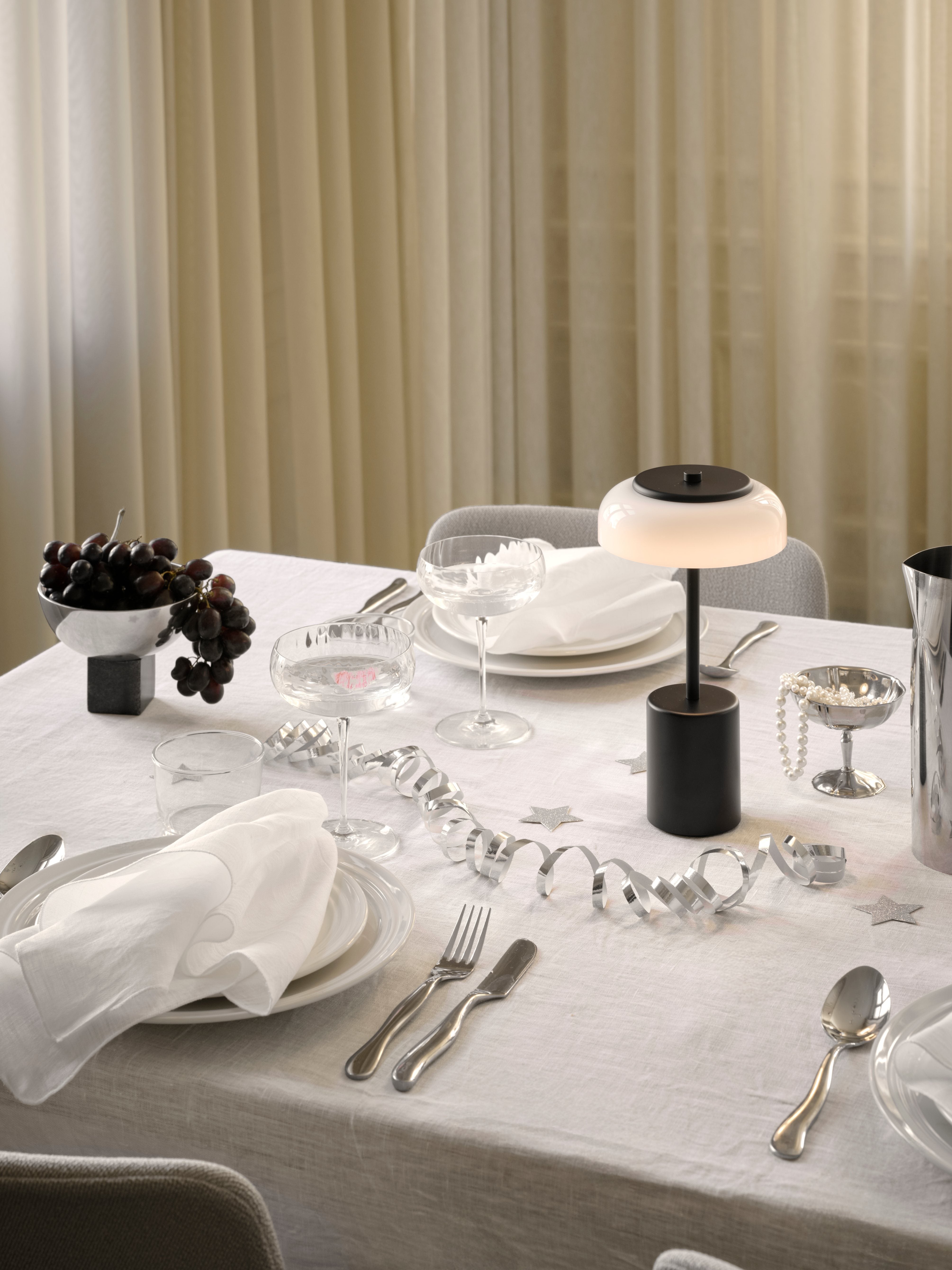 Draagbare lamp BLOSSI zwart met opaalglas