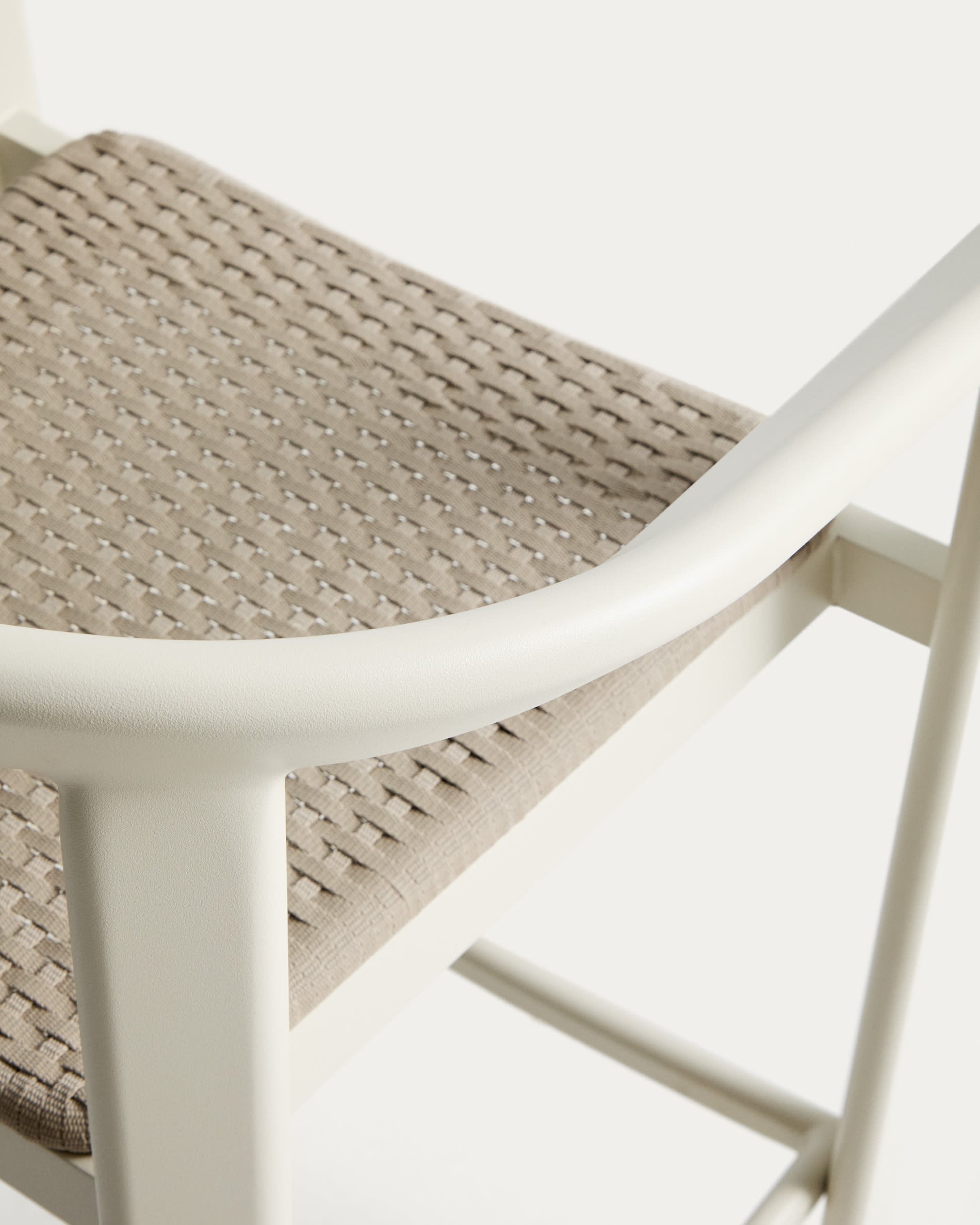 Hoker ogrodowy ERICE ecru – plecionka, Kave Home