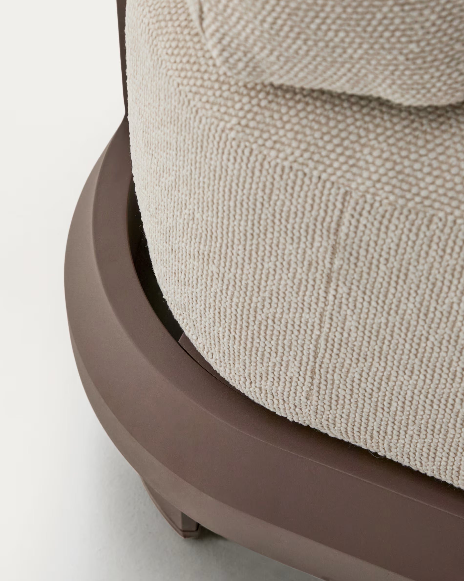 Sofa ogrodowa 3-osobowa NERANO jasnobeżowy z brązową podstawą – Kave Home