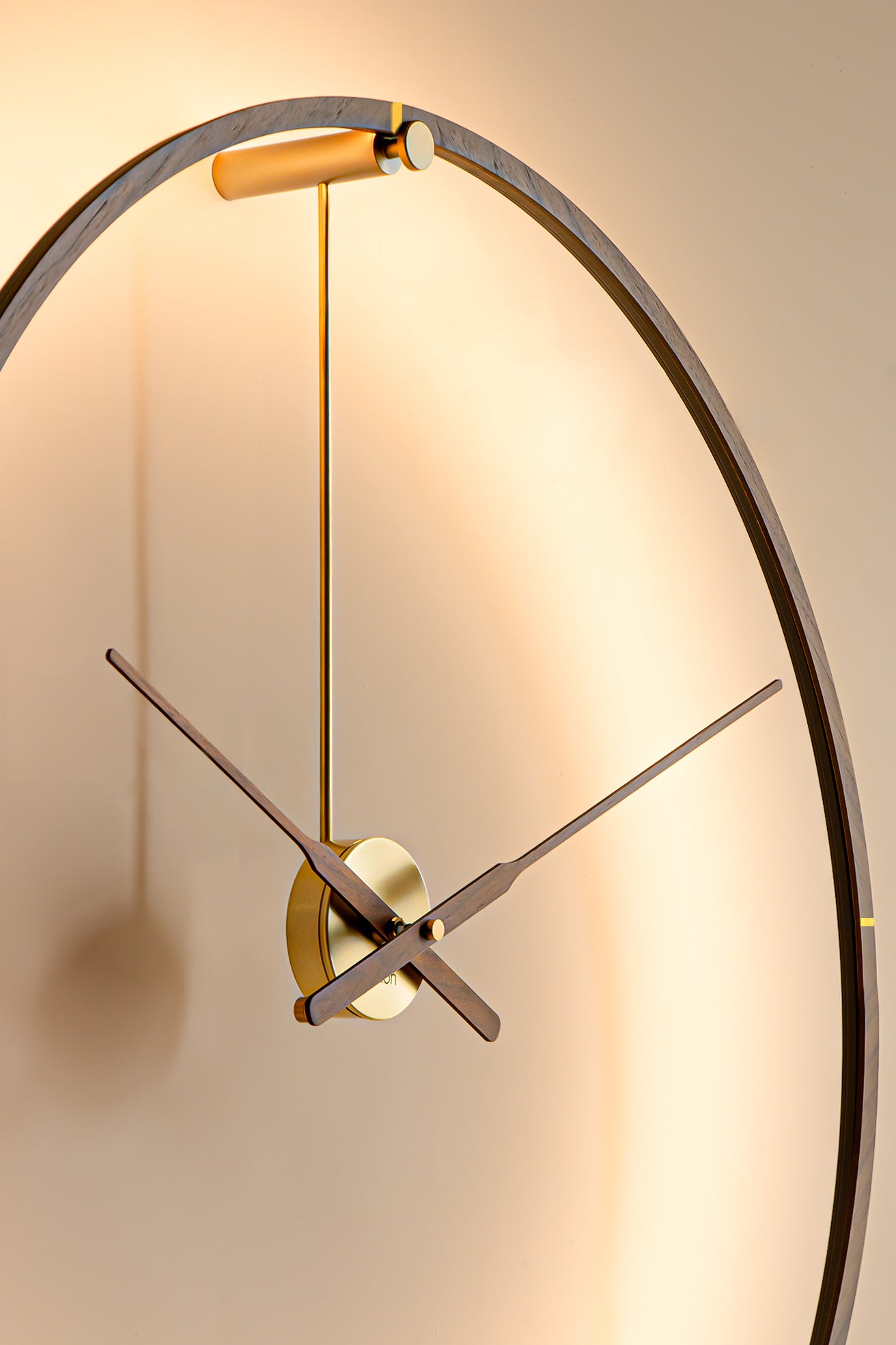 Beleuchtete Uhr OMBRA PREMIUM aus Nussbaum mit Gold