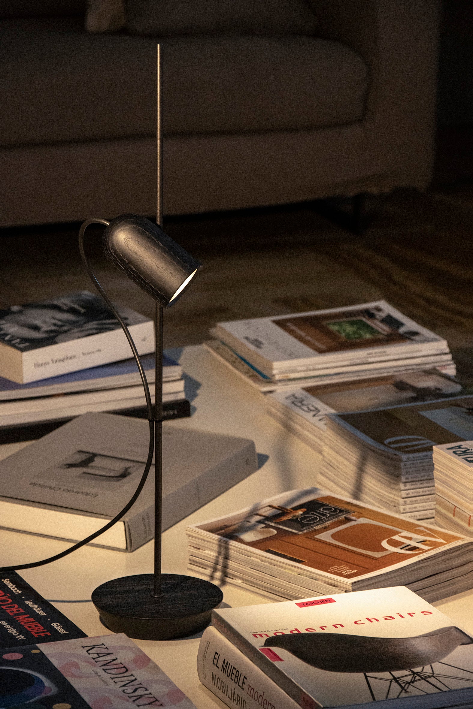 Tafellamp ONFA zwart essenhout met grafietafwerking