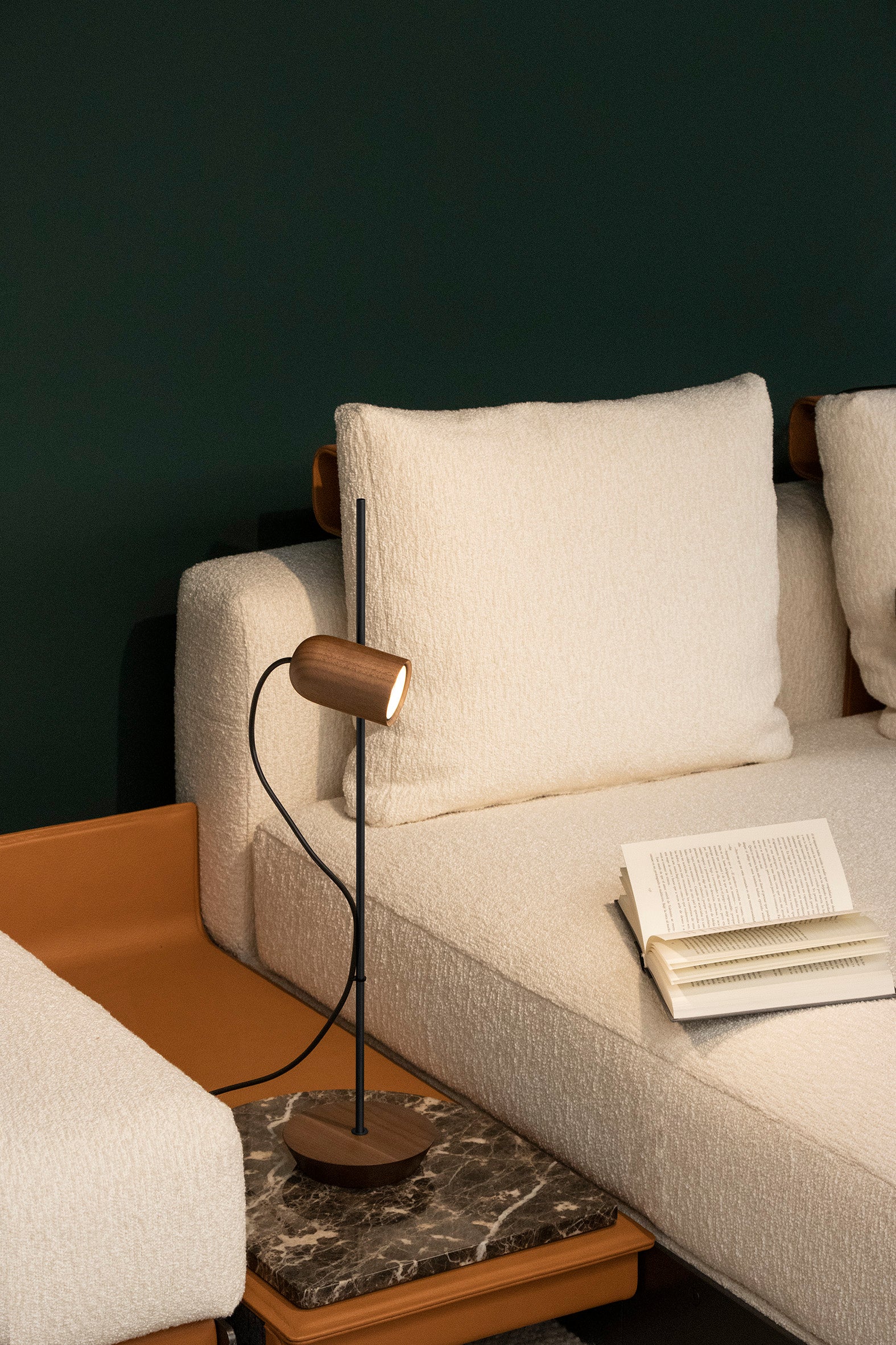 Tischlampe ONFA aus Nussbaumholz mit grafitfarbener Oberfläche