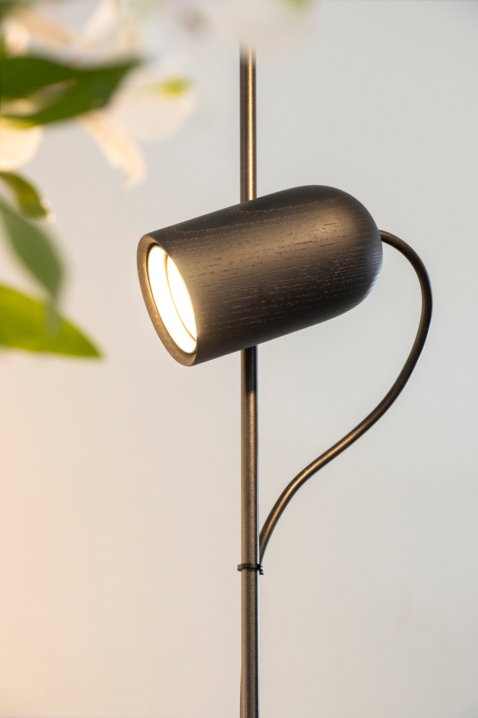 Hanglamp ONFA zwart essenhout met grafieten afwerking