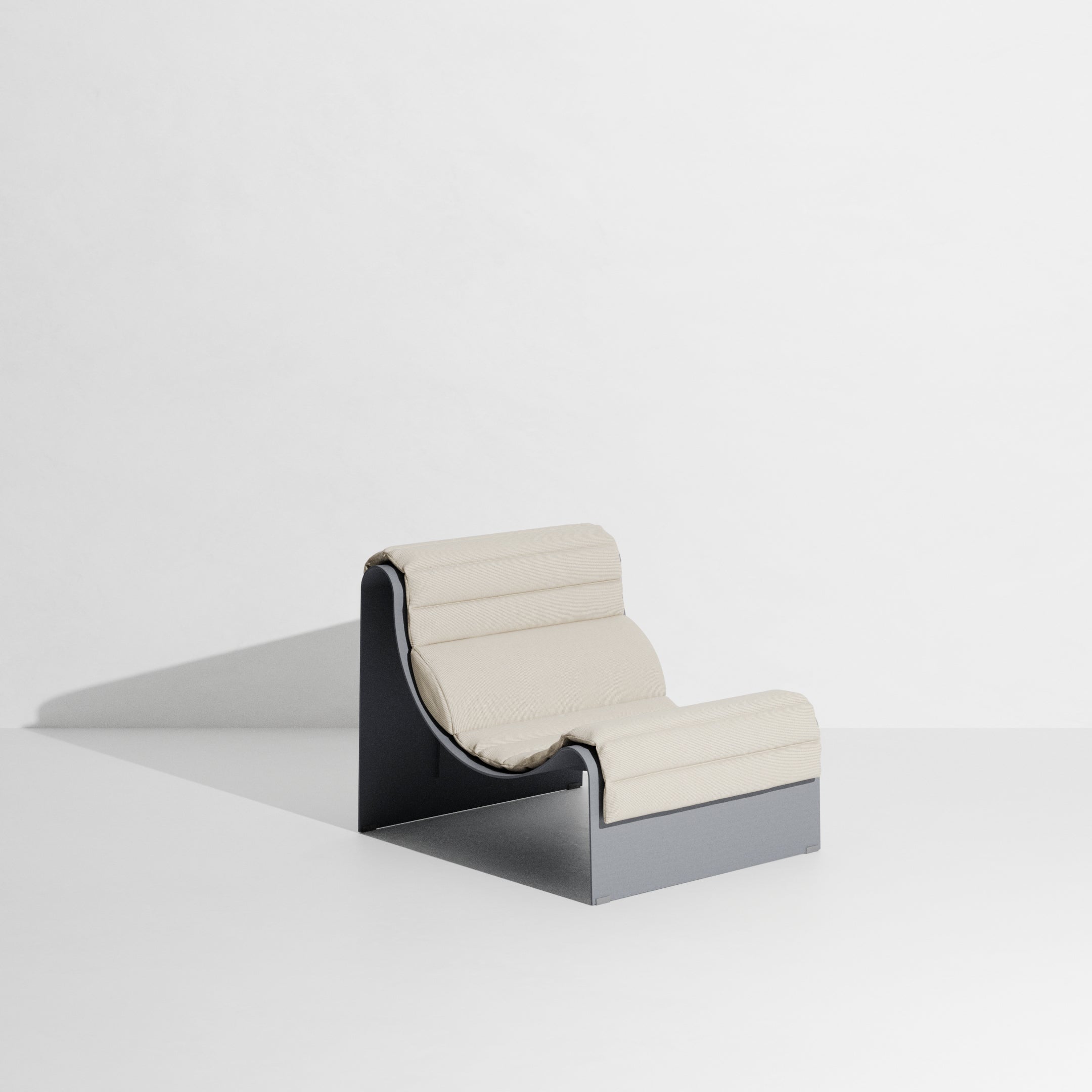 ECLIPSE fauteuil grijs met een crèmekleurig kussen
