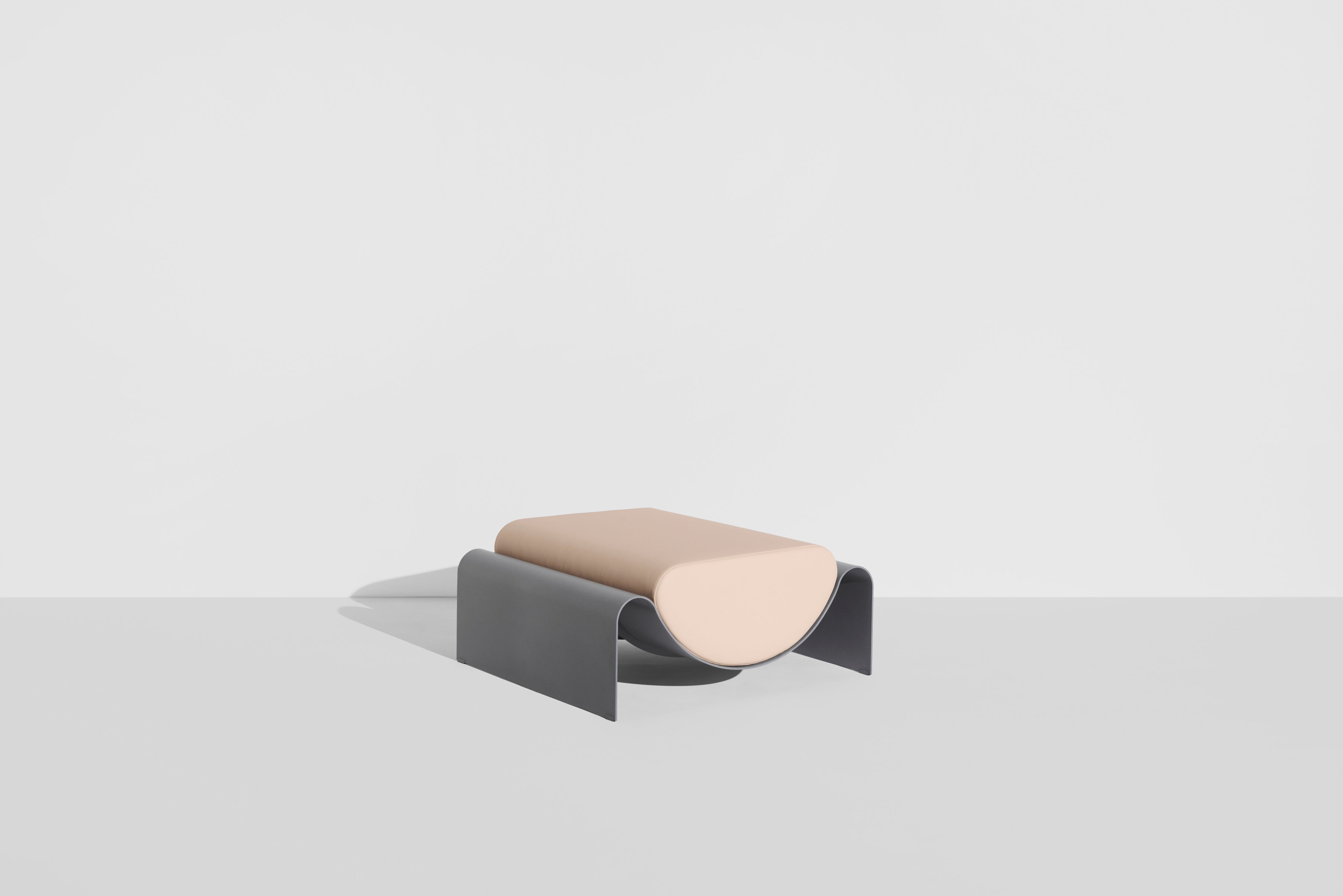 Puf ECLIPSE grijs met een beige kussen