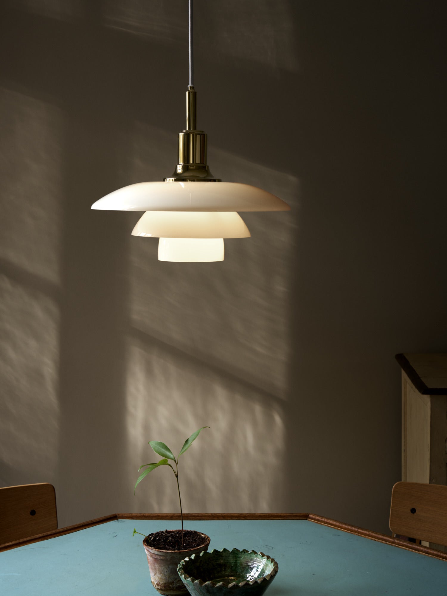 PH 3/2 pendant lamp white with brass finish