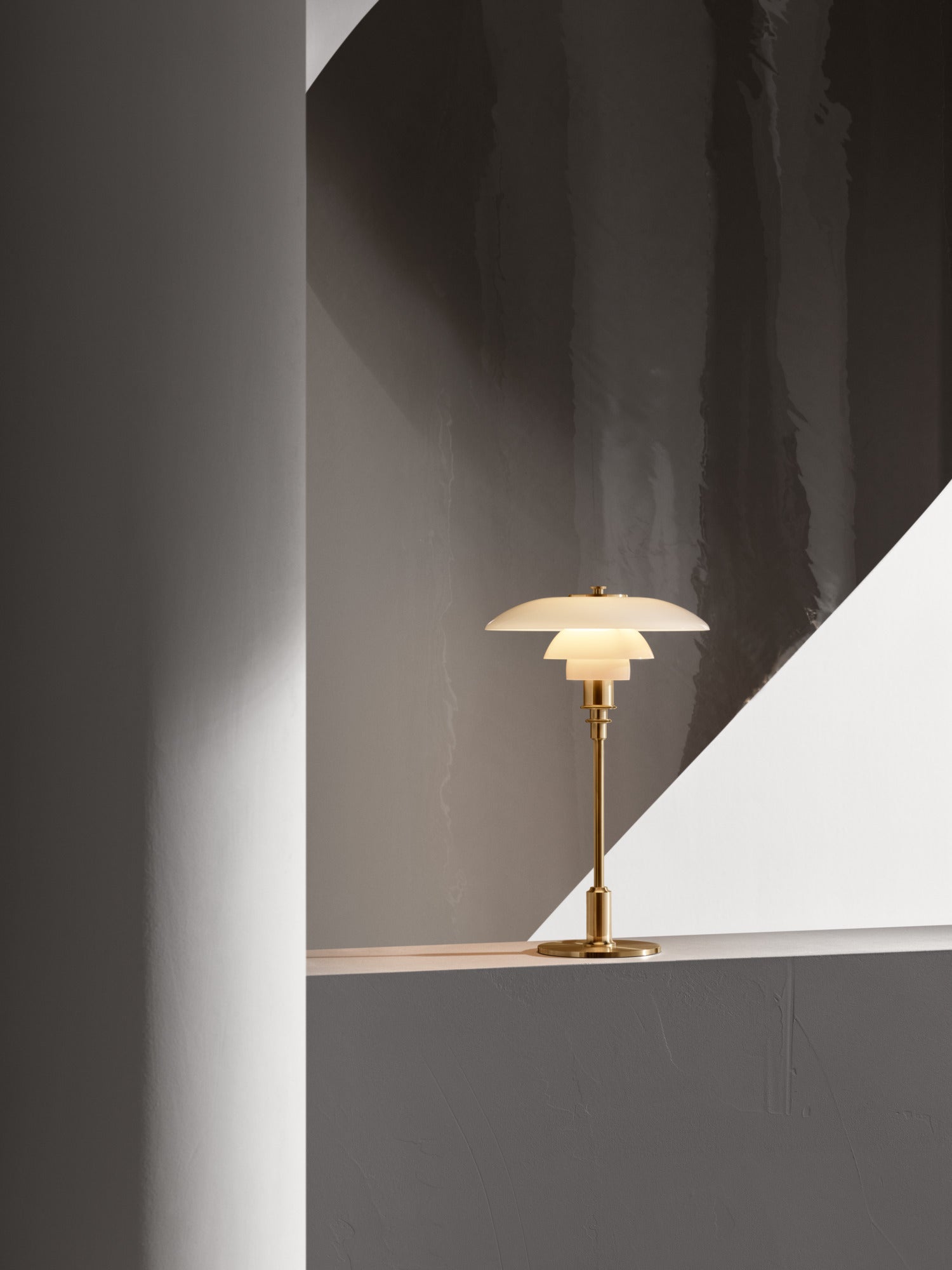 PH 3/2 table lamp white with brass base