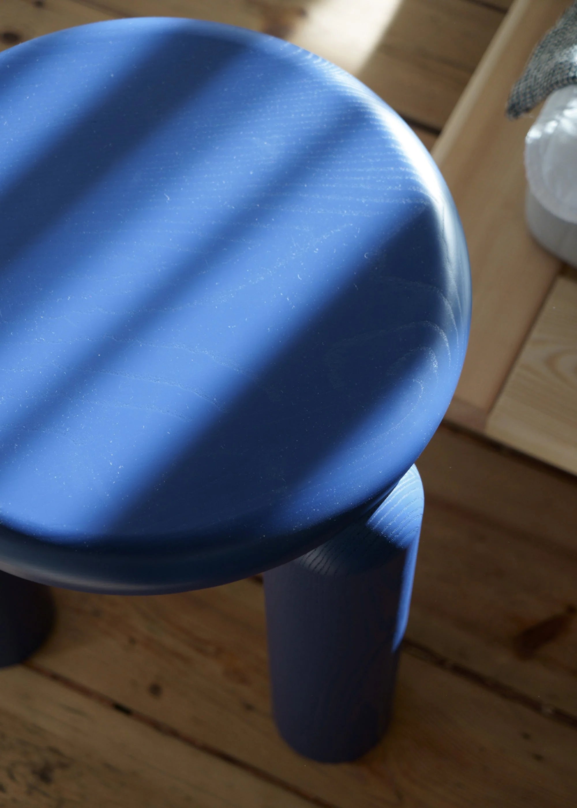 Beistelltisch NEO kobaltblaues Eschenholz