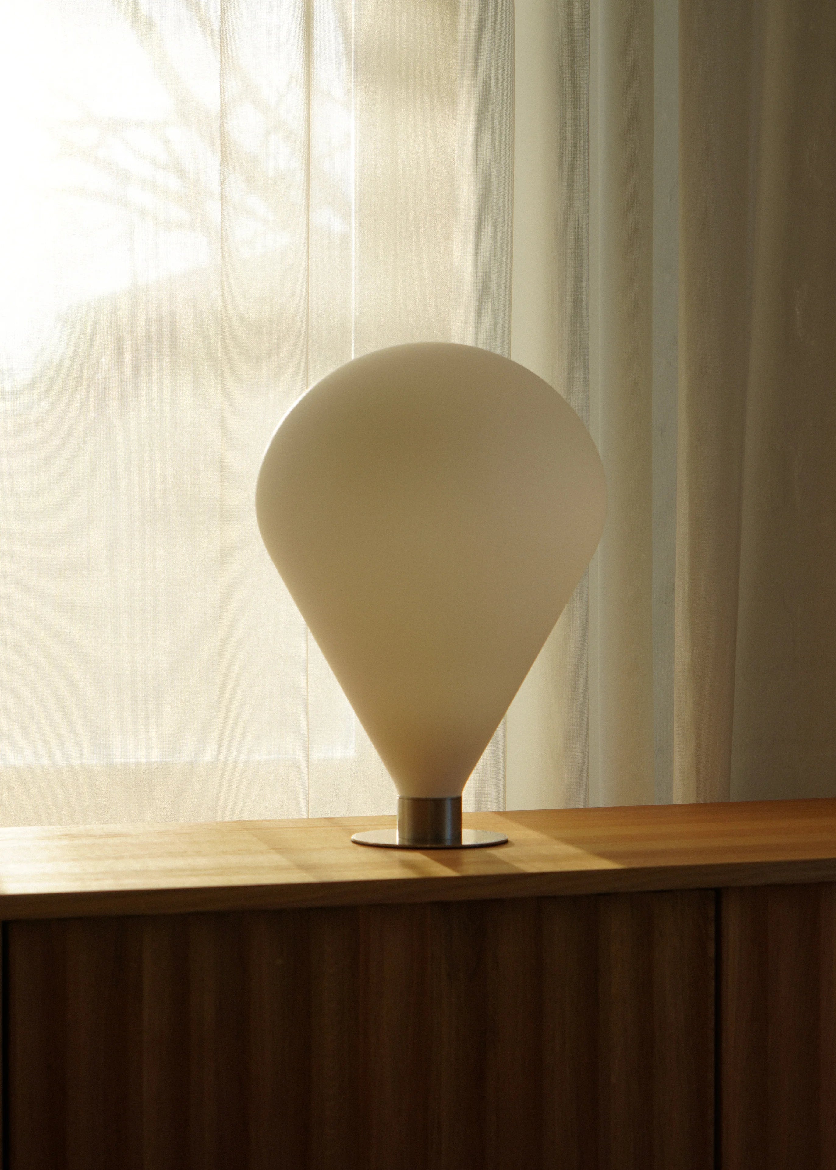 Lampa stołowa ELY biały klosz ze srebrną podstawą – styl nowoczesny