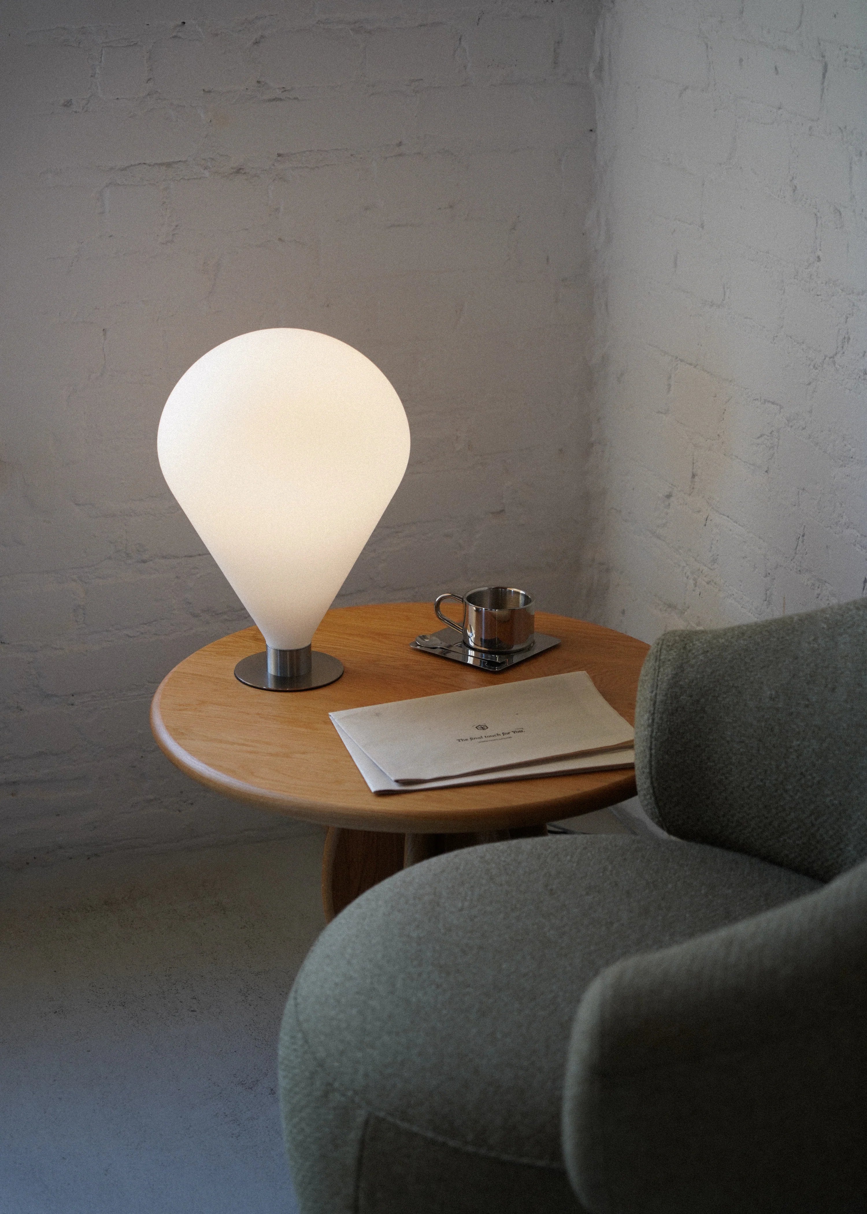 Lampa stołowa ELY biały klosz ze srebrną podstawą z oświetleniem LED