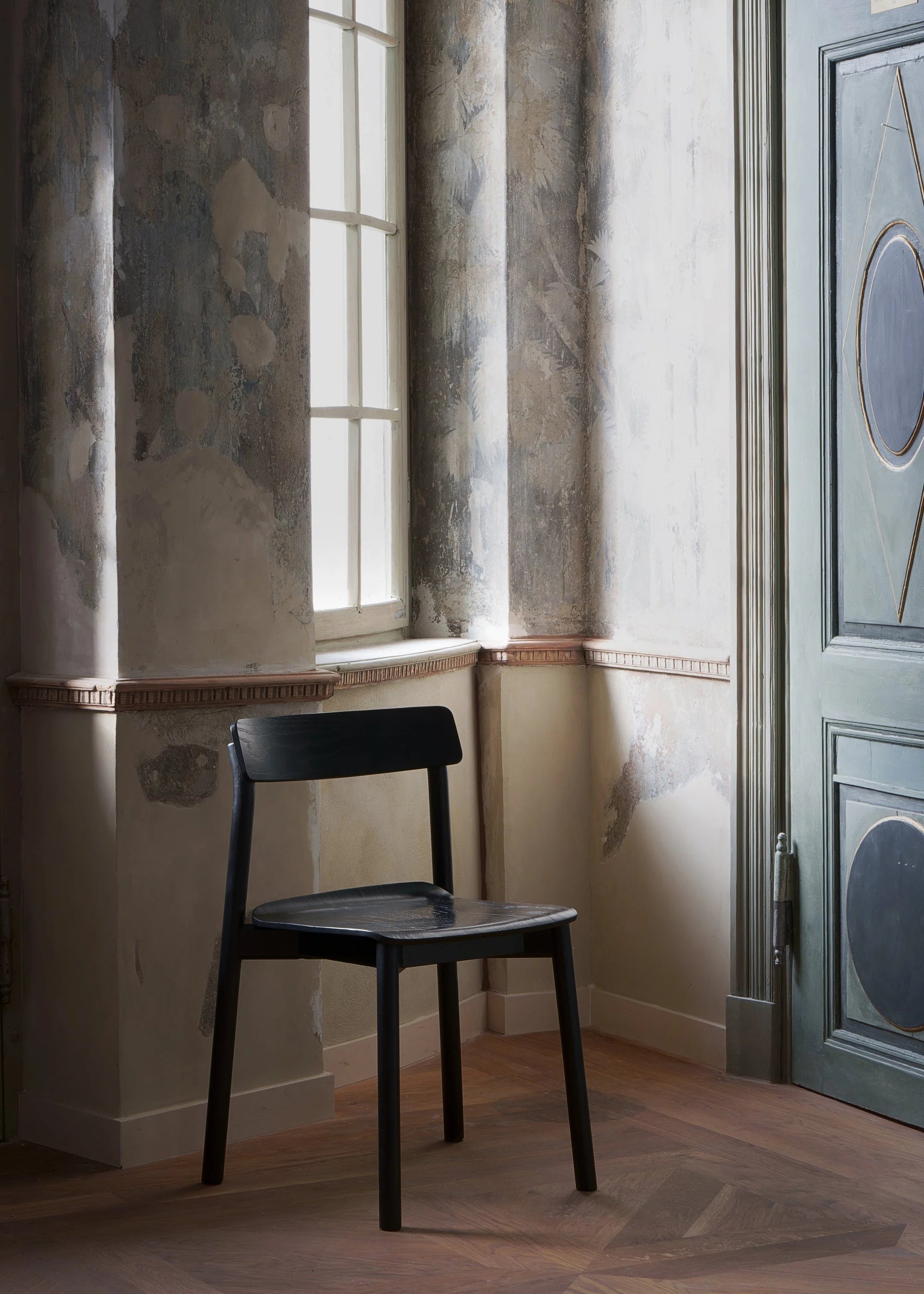 ARCHE chair black oak wood