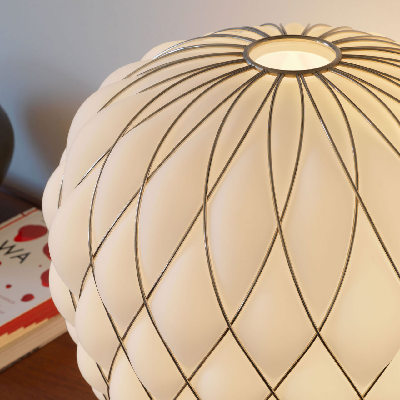 PINECONE table lamp in chrome with white blown glass