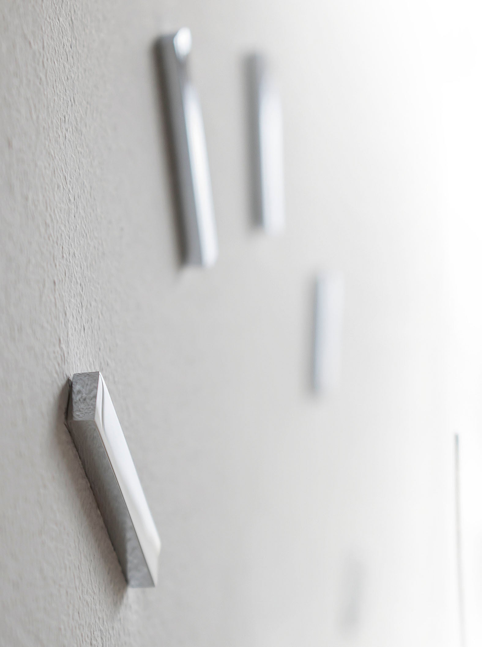 PUNTOS SUSPENSIVOS chrome wall clock