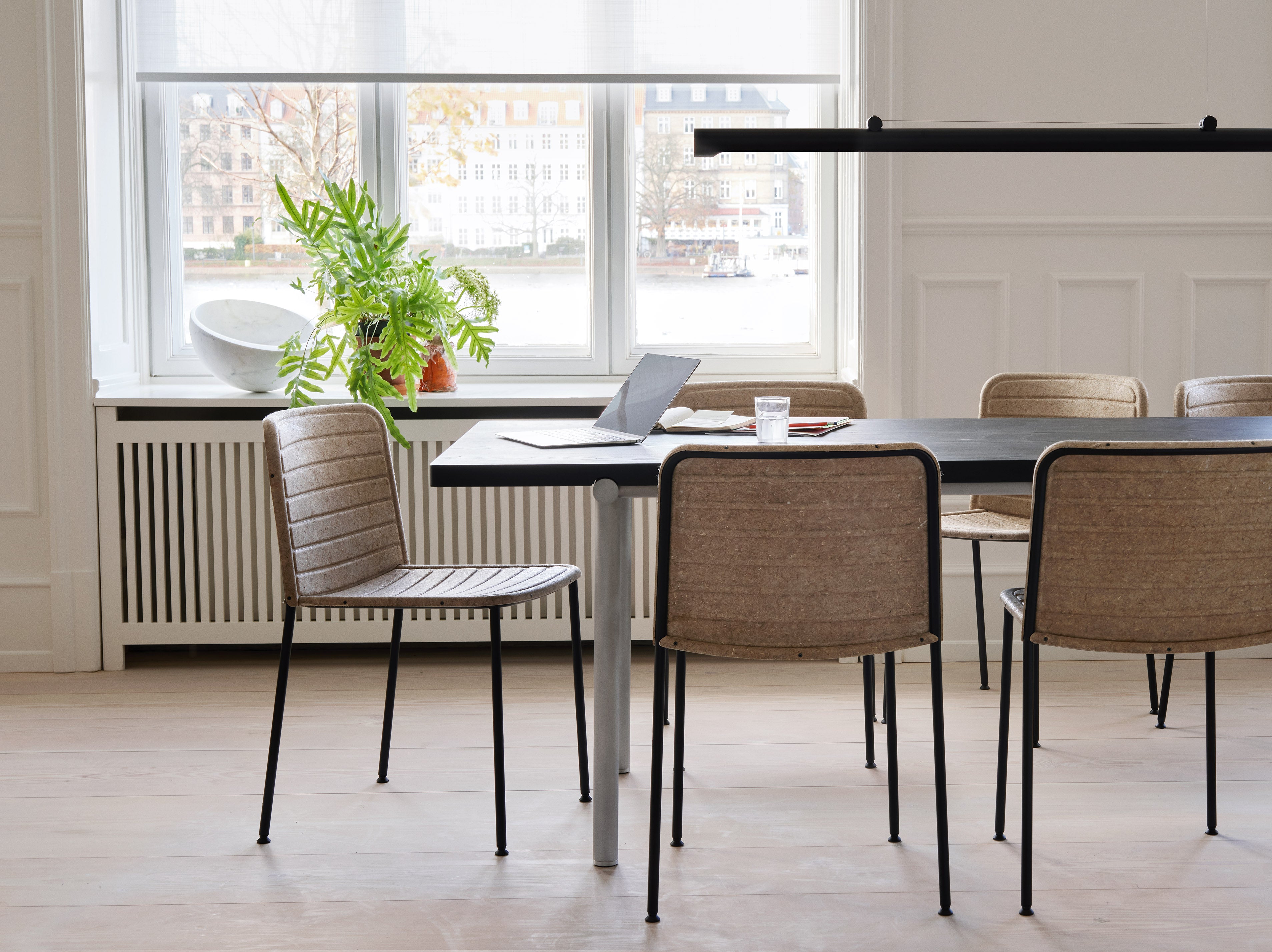 Zwarte TUBBY TUBE tafel met aluminium voet