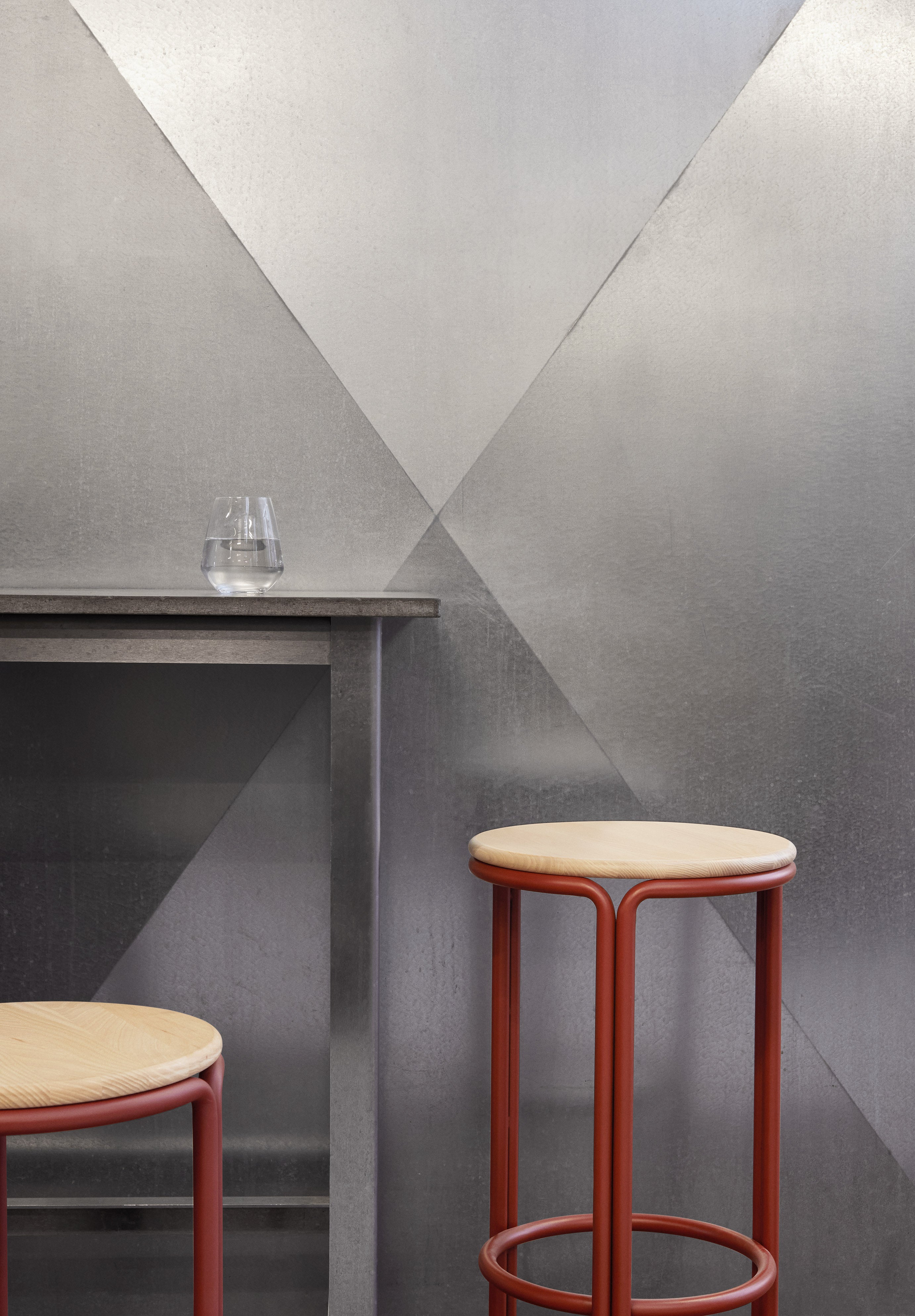 Hocker HARDIE rood met natuurlijk zitvlak