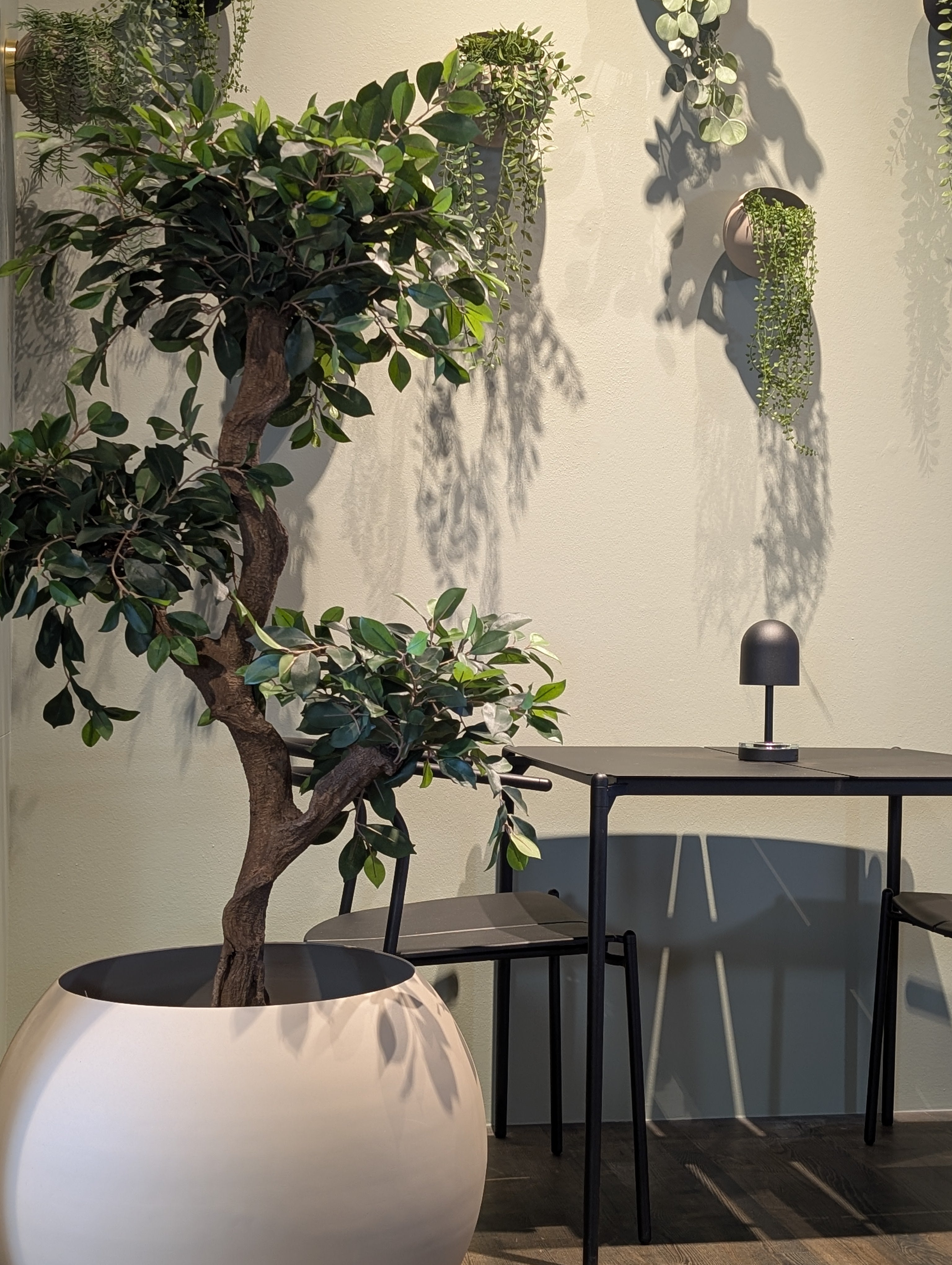 GLOBE taupe standing planter