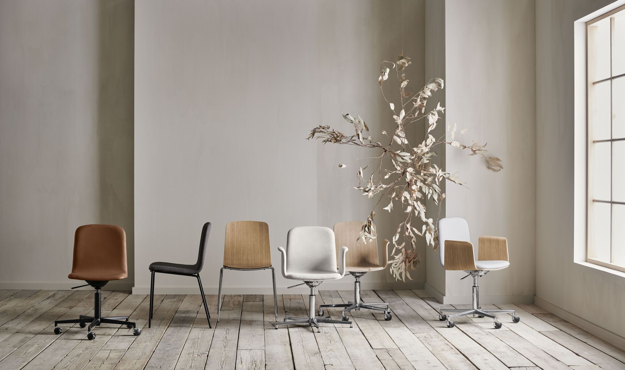 Fauteuil met armleuningen PALM gestoffeerd met een notenhouten basis