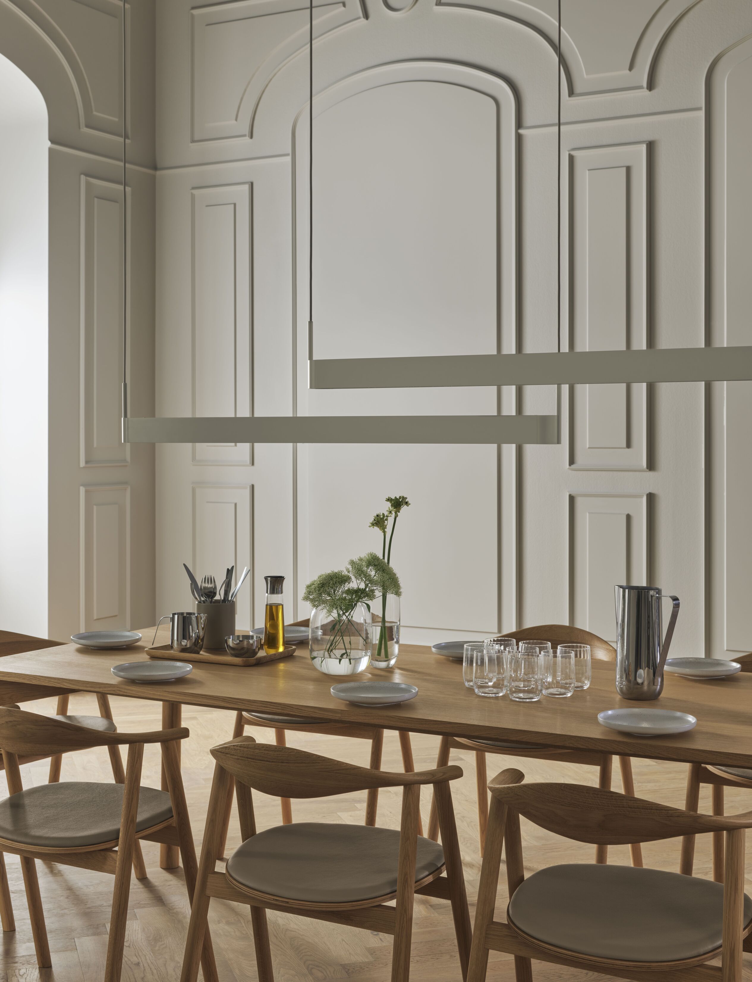 Uittrekbare tafel PANA met eikenhouten basis