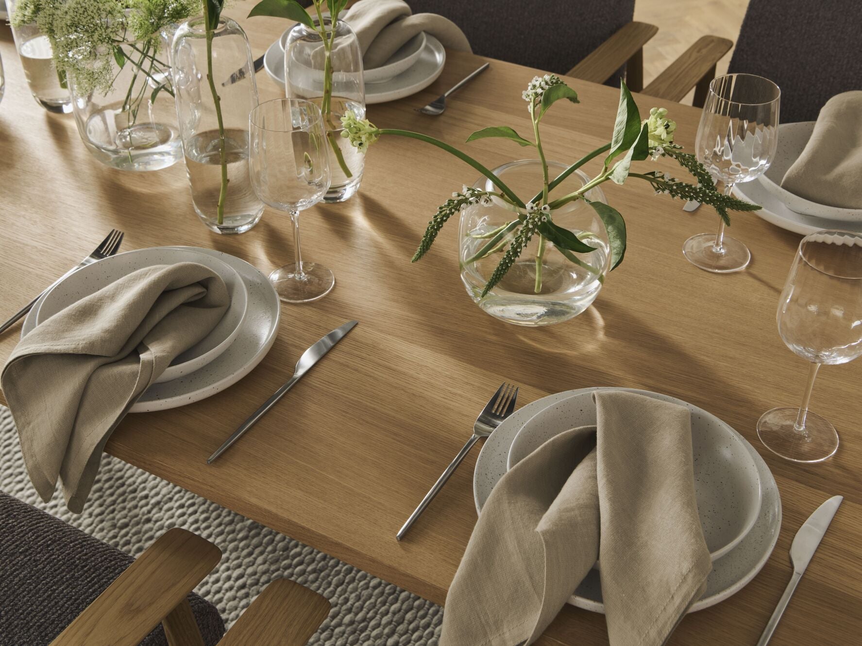 Eettafel PANA met eikenhouten basis