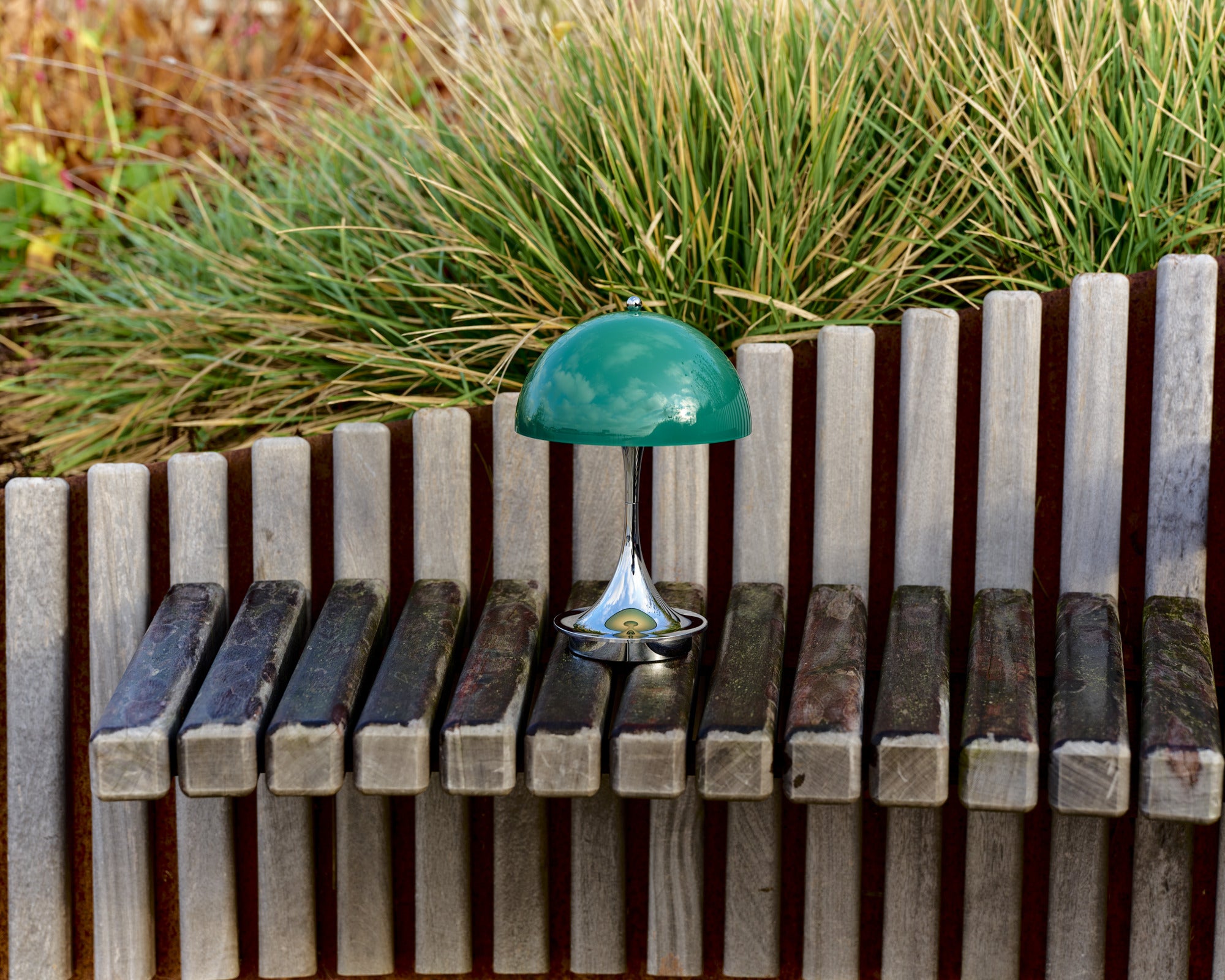 Tragbare Lampe PANTHELLA 160 grün mit verchromtem Fuß