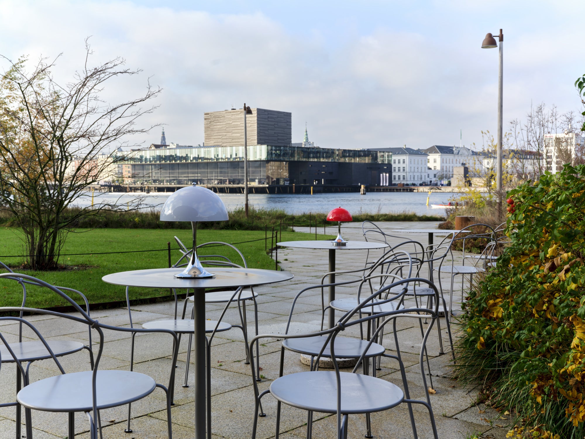 Tragbare Lampe PANTHELLA 250 grau-blau opal mit verchromtem Fuß