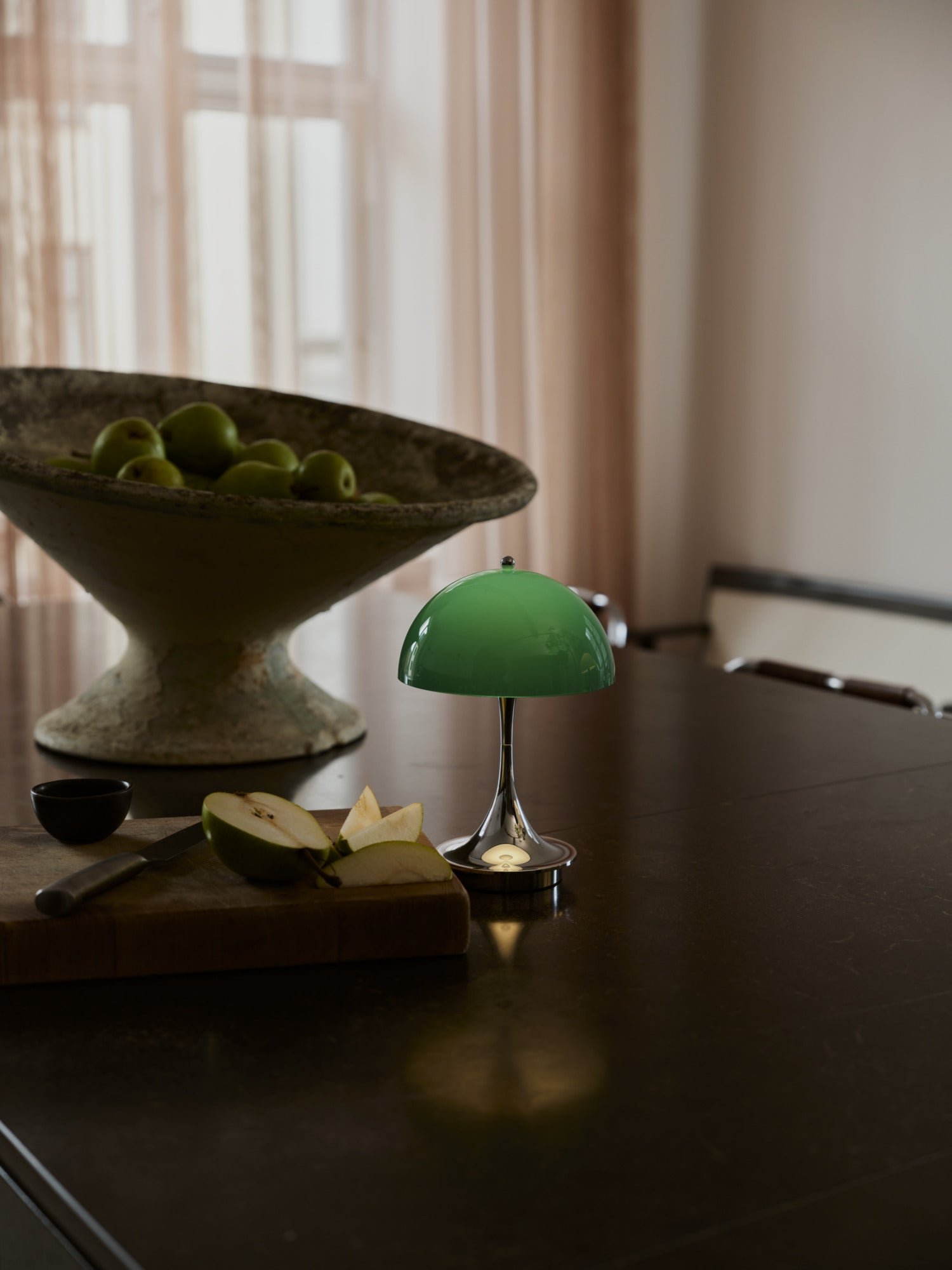 Tragbare Lampe PANTHELLA 160 grün mit verchromtem Fuß